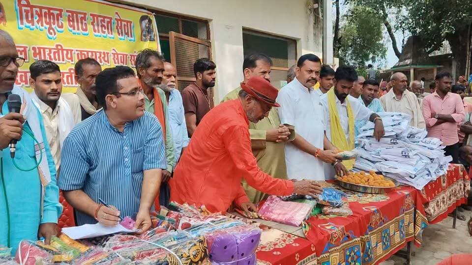चित्रकूट से राहत और सामाजिक सरोकार से जुड़ी बड़ी खबर सामने आ रही है।
मंदाकिनी नदी में आई बाढ़ के बाद बाढ़ प्रभावित परिवारों की मदद के लिए लगातार राहत अभियान चलाया जा रहा है। इसी क्रम में कायस्थ समाज के अध्यक्ष मेजर राजीव श्रीवास्तव के नेतृत्व में राहत टीम पहाड़ी क्षेत्र के ग्राम पंचायत नहरा पहुंची।
यहां तीज त्योहार को देखते हुए करीब एक हजार महिलाओं को साड़ी और मिठाई वितरित की गई। वहीं किशोरियों, पुरुषों और बच्चों को भी जरूरत के अनुसार कपड़े, चद्दर, धोती-कुर्ता, पैंट-शर्ट, कंबल और मिठाई वितरित की गई।
रामपुर, नहरा और अगरहुण्डा सहित आसपास के बाढ़ प्रभावित गांवों से बड़ी संख्या में ग्रामीण कार्यक्रम में पहुंचे। ग्राम प्रधान मुन्नी देवी ने महिला कायस्थ समाज की सदस्यों के साथ राहत सामग्री वितरण में सहयोग किया, जबकि कार्यक्रम का संचालन प्रधानपति रामबरन यादव ने किया।
कायस्थ समाज के जिलाध्यक्ष मेजर राजीव श्रीवास्तव ने कहा कि बाढ़ प्रभावित लोगों की मदद का यह अभियान आगे भी जारी रहेगा। उनका कहना है कि टीम लगातार प्रभावित गांवों में पहुंचकर लोगों की जरूरतों को समझ रही है और हर संभव सहायता पहुंचाने का प्रयास किया जा रहा है। उनका प्रयास है कि संकट की इस घड़ी में बाढ़ प्रभावित परिवारों के चेहरों पर मुस्कान लाई जा सके।
वहीं कायस्थ समाज के संरक्षक आनंद सागर खरे ने बताया कि मेजर राजीव श्रीवास्तव के नेतृत्व में लगातार राहत सामग्री का वितरण किया जा रहा है। तीज के त्योहार पर महिलाओं को साड़ी और मिठाई देने का विशेष प्रयास किया गया, साथ ही सभी आयु वर्ग के लोगों को कपड़े उपलब्ध कराए गए।
महिला अध्यक्ष सीमा निगम ने कहा कि राहत टीम के गांवों तक पहुंचने से बाढ़ प्रभावित परिवारों को काफी सहारा मिला है। ग्रामीणों ने संकट की घड़ी में मदद पहुंचाने के लिए कायस्थ समाज और राहत अभियान से जुड़े सभी लोगों का आभार जताया।
कार्यक्रम में पूर्व प्रधान मानसिंह यादव सहित कायस्थ समाज के पदाधिकारी, महिला सदस्य और बड़ी संख्या में ग्रामीण मौजूद रहे।
इनसेट—राहत सामग्री में क्या-क्या मिला?
कायस्थ समाज की ओर से करीब एक हजार महिलाओं को साड़ी और मिठाई, किशोरियों को कपड़े और मिठाई, पुरुषों को चद्दर, धोती-कुर्ता, पैंट-शर्ट और कंबल, जबकि बच्चों को कपड़े और मिठाई वितरित की गई।
बाढ़ की मार झेल रहे परिवारों के बीच तीज के त्योहार पर पहुंची इस मदद ने राहत के साथ-साथ त्योहार की खुशियां भी बांटने का काम किया।