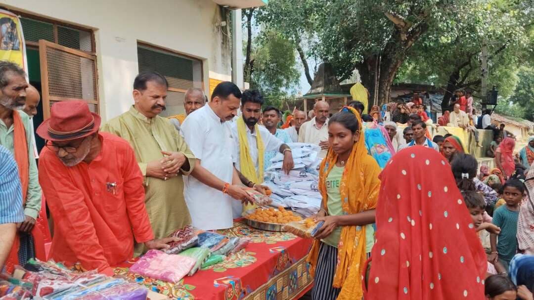 चित्रकूट से राहत और सामाजिक सरोकार से जुड़ी बड़ी खबर सामने आ रही है।
मंदाकिनी नदी में आई बाढ़ के बाद बाढ़ प्रभावित परिवारों की मदद के लिए लगातार राहत अभियान चलाया जा रहा है। इसी क्रम में कायस्थ समाज के अध्यक्ष मेजर राजीव श्रीवास्तव के नेतृत्व में राहत टीम पहाड़ी क्षेत्र के ग्राम पंचायत नहरा पहुंची।
यहां तीज त्योहार को देखते हुए करीब एक हजार महिलाओं को साड़ी और मिठाई वितरित की गई। वहीं किशोरियों, पुरुषों और बच्चों को भी जरूरत के अनुसार कपड़े, चद्दर, धोती-कुर्ता, पैंट-शर्ट, कंबल और मिठाई वितरित की गई।
रामपुर, नहरा और अगरहुण्डा सहित आसपास के बाढ़ प्रभावित गांवों से बड़ी संख्या में ग्रामीण कार्यक्रम में पहुंचे। ग्राम प्रधान मुन्नी देवी ने महिला कायस्थ समाज की सदस्यों के साथ राहत सामग्री वितरण में सहयोग किया, जबकि कार्यक्रम का संचालन प्रधानपति रामबरन यादव ने किया।
कायस्थ समाज के जिलाध्यक्ष मेजर राजीव श्रीवास्तव ने कहा कि बाढ़ प्रभावित लोगों की मदद का यह अभियान आगे भी जारी रहेगा। उनका कहना है कि टीम लगातार प्रभावित गांवों में पहुंचकर लोगों की जरूरतों को समझ रही है और हर संभव सहायता पहुंचाने का प्रयास किया जा रहा है। उनका प्रयास है कि संकट की इस घड़ी में बाढ़ प्रभावित परिवारों के चेहरों पर मुस्कान लाई जा सके।
वहीं कायस्थ समाज के संरक्षक आनंद सागर खरे ने बताया कि मेजर राजीव श्रीवास्तव के नेतृत्व में लगातार राहत सामग्री का वितरण किया जा रहा है। तीज के त्योहार पर महिलाओं को साड़ी और मिठाई देने का विशेष प्रयास किया गया, साथ ही सभी आयु वर्ग के लोगों को कपड़े उपलब्ध कराए गए।
महिला अध्यक्ष सीमा निगम ने कहा कि राहत टीम के गांवों तक पहुंचने से बाढ़ प्रभावित परिवारों को काफी सहारा मिला है। ग्रामीणों ने संकट की घड़ी में मदद पहुंचाने के लिए कायस्थ समाज और राहत अभियान से जुड़े सभी लोगों का आभार जताया।
कार्यक्रम में पूर्व प्रधान मानसिंह यादव सहित कायस्थ समाज के पदाधिकारी, महिला सदस्य और बड़ी संख्या में ग्रामीण मौजूद रहे।
इनसेट—राहत सामग्री में क्या-क्या मिला?
कायस्थ समाज की ओर से करीब एक हजार महिलाओं को साड़ी और मिठाई, किशोरियों को कपड़े और मिठाई, पुरुषों को चद्दर, धोती-कुर्ता, पैंट-शर्ट और कंबल, जबकि बच्चों को कपड़े और मिठाई वितरित की गई।
बाढ़ की मार झेल रहे परिवारों के बीच तीज के त्योहार पर पहुंची इस मदद ने राहत के साथ-साथ त्योहार की खुशियां भी बांटने का काम किया।