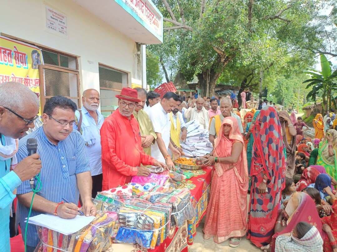 चित्रकूट से राहत और सामाजिक सरोकार से जुड़ी बड़ी खबर सामने आ रही है।
मंदाकिनी नदी में आई बाढ़ के बाद बाढ़ प्रभावित परिवारों की मदद के लिए लगातार राहत अभियान चलाया जा रहा है। इसी क्रम में कायस्थ समाज के अध्यक्ष मेजर राजीव श्रीवास्तव के नेतृत्व में राहत टीम पहाड़ी क्षेत्र के ग्राम पंचायत नहरा पहुंची।
यहां तीज त्योहार को देखते हुए करीब एक हजार महिलाओं को साड़ी और मिठाई वितरित की गई। वहीं किशोरियों, पुरुषों और बच्चों को भी जरूरत के अनुसार कपड़े, चद्दर, धोती-कुर्ता, पैंट-शर्ट, कंबल और मिठाई वितरित की गई।
रामपुर, नहरा और अगरहुण्डा सहित आसपास के बाढ़ प्रभावित गांवों से बड़ी संख्या में ग्रामीण कार्यक्रम में पहुंचे। ग्राम प्रधान मुन्नी देवी ने महिला कायस्थ समाज की सदस्यों के साथ राहत सामग्री वितरण में सहयोग किया, जबकि कार्यक्रम का संचालन प्रधानपति रामबरन यादव ने किया।
कायस्थ समाज के जिलाध्यक्ष मेजर राजीव श्रीवास्तव ने कहा कि बाढ़ प्रभावित लोगों की मदद का यह अभियान आगे भी जारी रहेगा। उनका कहना है कि टीम लगातार प्रभावित गांवों में पहुंचकर लोगों की जरूरतों को समझ रही है और हर संभव सहायता पहुंचाने का प्रयास किया जा रहा है। उनका प्रयास है कि संकट की इस घड़ी में बाढ़ प्रभावित परिवारों के चेहरों पर मुस्कान लाई जा सके।
वहीं कायस्थ समाज के संरक्षक आनंद सागर खरे ने बताया कि मेजर राजीव श्रीवास्तव के नेतृत्व में लगातार राहत सामग्री का वितरण किया जा रहा है। तीज के त्योहार पर महिलाओं को साड़ी और मिठाई देने का विशेष प्रयास किया गया, साथ ही सभी आयु वर्ग के लोगों को कपड़े उपलब्ध कराए गए।
महिला अध्यक्ष सीमा निगम ने कहा कि राहत टीम के गांवों तक पहुंचने से बाढ़ प्रभावित परिवारों को काफी सहारा मिला है। ग्रामीणों ने संकट की घड़ी में मदद पहुंचाने के लिए कायस्थ समाज और राहत अभियान से जुड़े सभी लोगों का आभार जताया।
कार्यक्रम में पूर्व प्रधान मानसिंह यादव सहित कायस्थ समाज के पदाधिकारी, महिला सदस्य और बड़ी संख्या में ग्रामीण मौजूद रहे।
इनसेट—राहत सामग्री में क्या-क्या मिला?
कायस्थ समाज की ओर से करीब एक हजार महिलाओं को साड़ी और मिठाई, किशोरियों को कपड़े और मिठाई, पुरुषों को चद्दर, धोती-कुर्ता, पैंट-शर्ट और कंबल, जबकि बच्चों को कपड़े और मिठाई वितरित की गई।
बाढ़ की मार झेल रहे परिवारों के बीच तीज के त्योहार पर पहुंची इस मदद ने राहत के साथ-साथ त्योहार की खुशियां भी बांटने का काम किया।