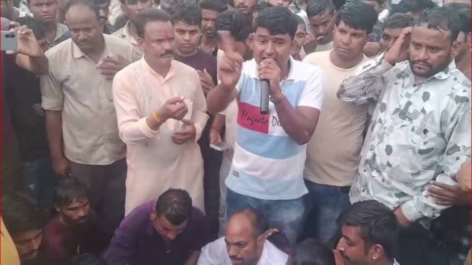 बायोकेम इथेनॉल फैक्ट्री में करंट लगने से मजदूर की मौत, परिजनों ने लगाया लापरवाही का आरोप
मृतक की पहचान मनीष मोगिया के रूप में, फैक्ट्री बंद करने की मांग को लेकर हाईवे पर प्रदर्शन
मल्हारगढ़। नीमच-मंदसौर सीमा के पास मल्हारगढ़ थाना क्षेत्र अंतर्गत चंगेरी स्थित बायोकेम इथेनॉल फैक्ट्री में रविवार को करंट लगने से एक मजदूर की मौत की सूचना सामने आई है। मृतक की पहचान मनीष मोगिया के रूप में बताई जा रही है, जो मजदूरी के लिए फैक्ट्री गया था।
घटना के बाद परिजनों और ग्रामीणों में आक्रोश है। परिजनों ने फैक्ट्री प्रबंधन पर लापरवाही के आरोप लगाते हुए फैक्ट्री को बंद करने और मामले में जिम्मेदार लोगों के खिलाफ कार्रवाई की मांग की है। विरोध के चलते हाईवे पर जाम की स्थिति बन गई। कांग्रेस नेता श्यामलाल जोकचंद भी मौके पर मौजूद बताए जा रहे हैं।
घटना की सूचना मिलने के बाद पुलिस मौके पर पहुंची और मामले की जांच शुरू की। फिलहाल करंट लगने की परिस्थितियों और फैक्ट्री प्रबंधन की भूमिका को लेकर पुलिस द्वारा जांच की जा रही है।