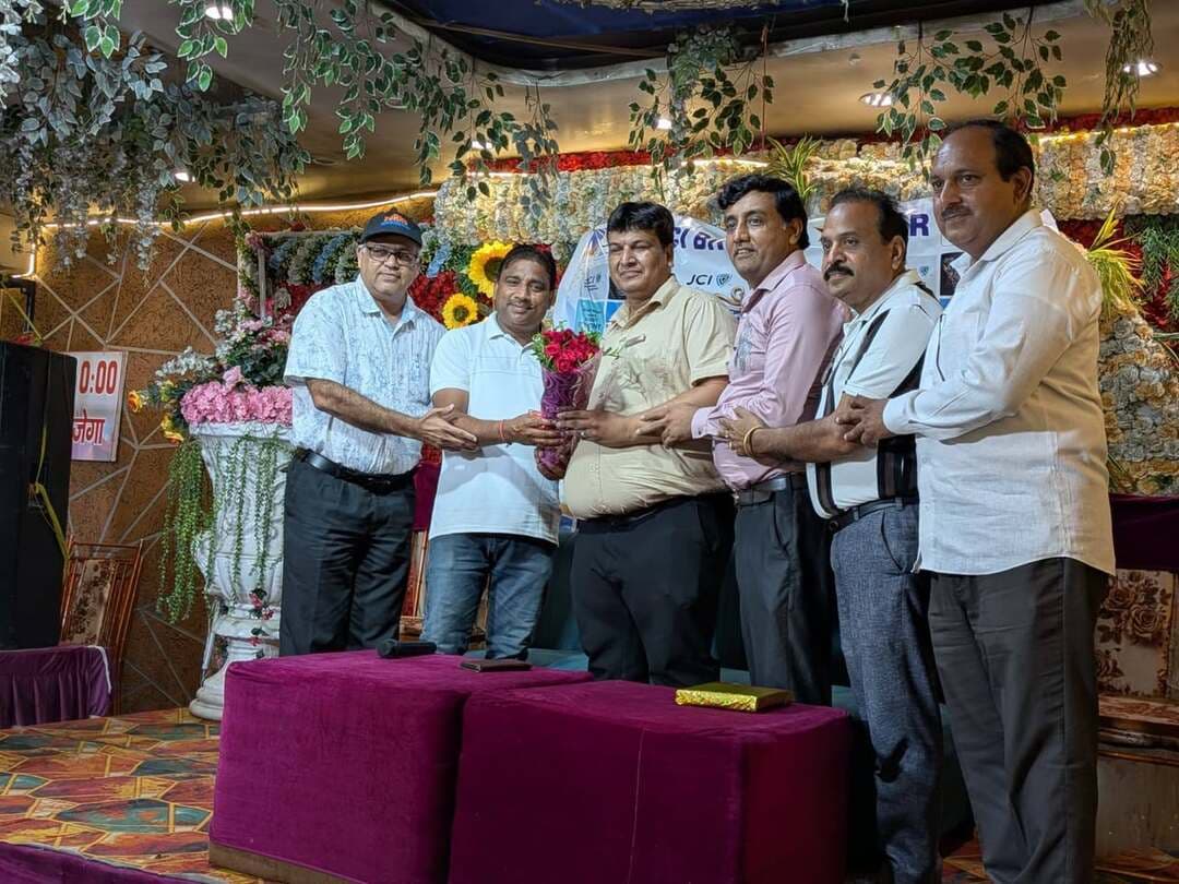 जेसीआई भिवानी स्टार ने मनाया बिजनेस एंड नेटवर्क ग्रोथ डे, व्यापारिक विकास और नेटवर्किंग को मिली नई दिशा:चेयरमैन अनिल बंसल
भिवानी, 13 सितंबर : जेसीआई भिवानी स्टार द्वारा जेसीआई वीक 2026 के तहत विभिन्न कार्यक्रमों की श्रृंखला का आयोजन किया जा रहा है। इसी कड़ी में सप्ताह के चौथे दिन भिवानी के राजश्री बैंक्वेट हॉल में बिजनेस एंड नेटवर्क ग्रोथ डे का आयोजन किया गया। यह जानकारी देते हुए जेसीआई भिवानी स्टार के मीडिया प्रभारी जेसी कपिल शर्मा ने बताया कि इस विशेष दिवस का मुख्य विषय उत्तरदायी नागरिक, जुड़े हुए समुदाय रहा, जिसके तहत शहर के उद्यमियों और व्यवसायियों को एक साथ लाकर नेटवर्किंग को मजबूत करने पर बल दिया गया। कार्यक्रम का आयोजन जेसीआई वीक के चेयरमैन जेसी अनिल बंसल व जोन डायरेक्टर बिजनेस जेएफएम पंकज तायल के दिशा-निर्देशन में सफलतापूर्वक संपन्न हुआ।जेएफएम पंकज तायल जी ने बिजऩस की बारीकियों को बहुत ही सरलता से सब को समझाया।इस अवसर पर प्रोजेक्ट डायरेक्टर्स जेसी विजय गोयल, जेसी निरंजन बंसल, जेसी सुशील अत्री, जेसी पंकज शर्मा, जेसी प्रवीण सिंघल तथा जेसी नवीन अलमल ने पूरे कार्यक्रम की रूपरेखा तैयार की और व्यवस्थाओं को सुचारू रूप से संचालित किया। कार्यक्रम में स्थानीय युवाओं और उद्यमियों को अपने व्यवसाय में विस्तार करने, आधुनिक तकनीकों को अपनाने और आपस में व्यावसायिक संबंध मजबूत करने के प्रति प्रेरित किया गया। कार्यक्रम के दौरान जेसीआई भिवानी स्टार के पैट्रन जेसी गोपाल अग्रवाल ने कहा कि जेसीआई 77 वर्षों की गौरवशाली परंपरा और विरासत को सहेजे हुए है। इस वर्ष का 7 दिवसीय प्रभाव दिवस समाज में सकारात्मक बदलाव ला रहा है। अध्यक्ष जेएफएम संदीप अग्रवाल ने कहा कि जेसीआई भिवानी स्टार का उद्देश्य केवल सामाजिक कार्य करना ही नहीं, बल्कि शहर के युवाओं और व्यवसायियों को एक ऐसा मंच देना है जहाँ वे अपनी नेटवर्किंग को बढ़ा सकें। जब हमारे शहर का व्यापारी और युवा नेटवर्क से जुड़ेगा, तभी भिवानी और देश की अर्थव्यवस्था को गति मिलेगी। महासचिव जेसी श्याम अग्रवाल, कोषाध्यक्ष जेसी मनोज सैनी ने कहा कि जेसीआई वीक के चौथे दिन मिला अपार उत्साह यह सिद्ध करता है कि हमारी टीम पूरी निष्ठा से समाज के विकास के लिए प्रयासरत है। इस मौके पर जेसीआरटी चेयरपर्सन जेसी कल्पना गोयल, जेजे प्रसिडेंट जेजे पारूल गोयल सहित अन्य सदस्यगण भी मौजूद रहे।
