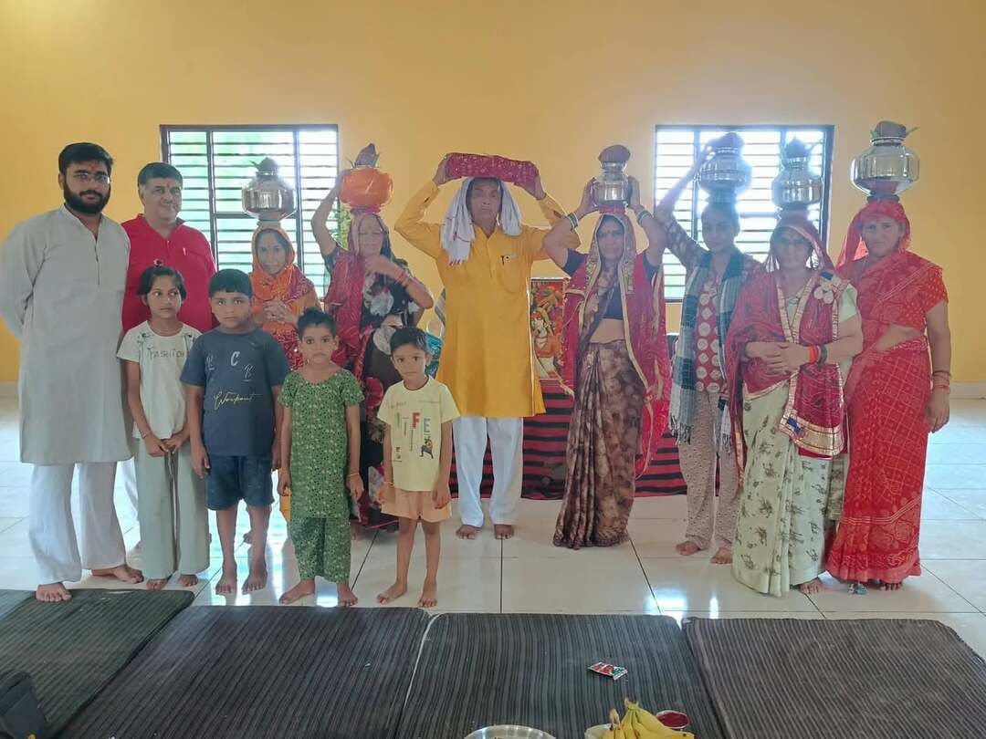 बापोड़ा में श्रीमद्भागवत कथा महायज्ञ का भव्य आयोजन, सतीश नंबरदार एवं कमल देवी ने सपरिवार किया पूजन
श्रीमद्भागवत कथा सुनने मात्र से मनुष्य के जीवन के सभी कष्ट होते है दूर : पंडित बृजमोहन कौशिक
भिवानी, 13 सितंबर : ग्राम बापोड़ा स्थित माई वाला मंदिर में समस्त ग्रामवासियों एवं सम्पूर्ण जीव जगत की सुख, शांति और समृद्धि के लिए 7 दिवसीय श्रीमद्भागवत कथा महायज्ञ का आयोजन किया जा रहा है। 14 सितंबर से 20 सितंबर तक आयोजित होने वाले इस धार्मिक अनुष्ठान से पूर्व रविवार को कलश यात्रा निकाली निकाली गई। जिसमें सतीश नंबरदार एवं कमल देवी ने अपने परिवार के सदस्यों के साथ विधि-विधान से मुख्य यजमान के रूप में देव पूजन किया। यह आयोजन केवल व्यक्तिगत पुण्य के लिए नहीं, बल्कि पूरे गांव तथा प्राणिमात्र के कल्याण के उद्देश्य से किया जा रहा है। कथा के माध्यम से समस्त क्षेत्र में सुख-शांति, भ्रातृत्व और सद्भावना के प्रसार की प्रार्थना की गई है। कथाव्यास पंडित बृजमोहन कौशिक अपने सुमधुर कंठ से श्रद्धालुओं को श्रीमद्भागवत की पावन कथा का रस्वादन करा रहे हैं। प्रतिदिन दोपहर 12:15 बजे से शाम 4 बजे तक भक्तिमयी भजनों और ज्ञानवर्धक प्रसंगों से पूरा वातावरण भक्तिमय बना हुआ है। कथा के सफल और सुचारू संचालन के लिए आयोजक समिति के सदस्यों ने पूरी व्यवस्था संभाल रखी है। समिति के सदस्य राजेंद्र शर्मा, कृष्ण, गोपाल, नवीन, जीतेन्द्र, पवन, सतबीर और धर्मवीर निरंतर अपनी सेवाएं दे रहे हैं। श्रद्धालुओं के बैठने, पीने के पानी और अन्य सुविधाओं का विशेष ध्यान रखा जा रहा है, ताकि किसी भी भक्त को कोई परेशानी न हो। कथा के दौरान महिलाओं और युवाओं की उपस्थिति विशेष रूप से दर्शनीय है। धार्मिक अनुष्ठान में गौरव शर्मा, मोहित शर्मा, योगिता, पुष्पा, बिमला, सरस्वती, निर्मला देवी, किरण, मनीषा, नीरज और अनीता देवी सहित बड़ी संख्या में श्रद्धालु शामिल हुए और भगवान का आशीर्वाद प्राप्त किया। इस मौके पर कथाव्यास पंडित बृजमोहन कौशिक ने श्रीमद्भागवत कथा महायज्ञ का महत्व बताते हुए कहा कि श्रीमद्भागवत कथा सुनने मात्र से मनुष्य के जीवन के सभी कष्ट दूर होते हैं और मन को असीम शांति मिलती है। हमारा मुख्य उद्देश्य है कि इस कथा के माध्यम से हमारे गांव में सुख-समृद्धि का वास हो और संपूर्ण जीव जगत के कल्याण का मार्ग प्रशस्त हो। उन्होंने सभी क्षेत्रवासियों से अधिक से अधिक संख्या में पहुंचकर कथा का आनंद लेने और पुण्य लाभ अर्जित करने का आह्वान किया।