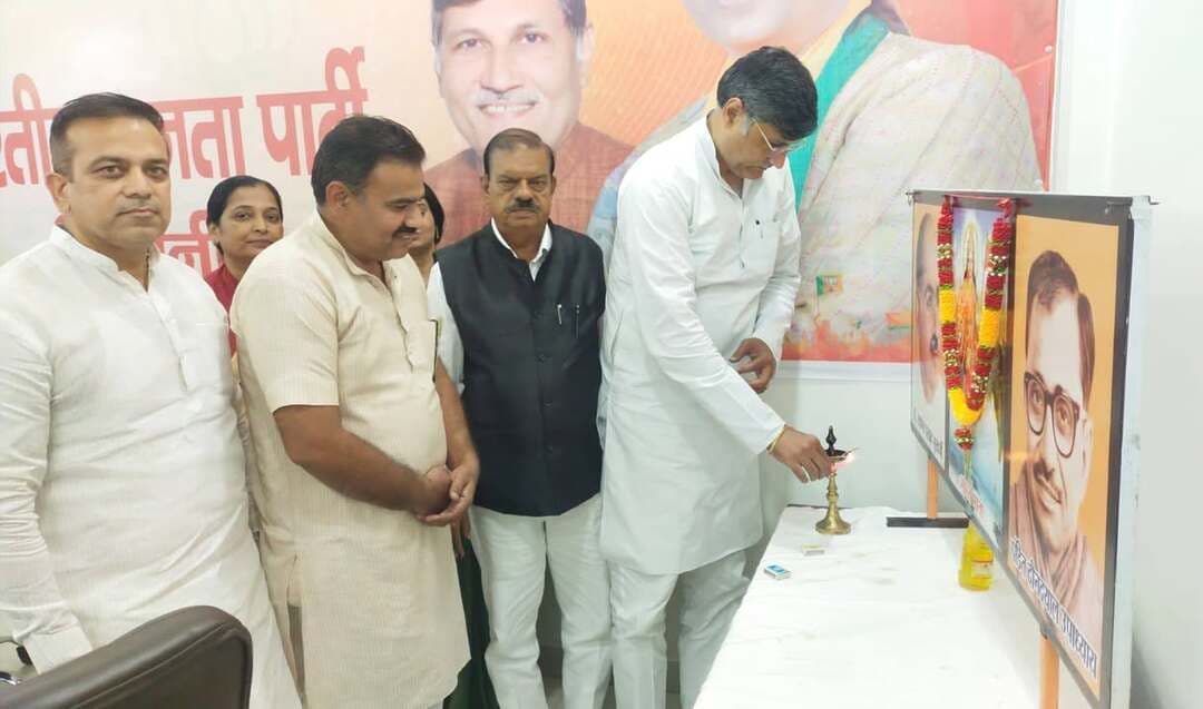 सेवा माह की तैयारियों को लेकर भाजपा केशव मंडल की बैठक आयोजित
सेवा संकल्प अभियान से जन-जन तक पहुंचेगा मोदी सरकार के 25 वर्षों का सुशासन : विरेंद्र कौशिक
भिवानी, 13 सितंबर : भारतीय जनता पार्टी केशव मंडल की बैठक रविवार को स्थानीय जिला भाजपा कार्यालय में संपन्न हुई। बैठक की अध्यक्षता केशव मंडल अध्यक्ष नविता तंवर ने की। इस दौरान पार्टी संगठन को मजबूती प्रदान करने तथा आगामी सेवा कार्यक्रमों की रूपरेखा तय करने पर विस्तार से चर्चा की गई। कार्यक्रम में मुख्य वक्ता के रूप में शिरकत करने पहुंचे भाजपा जिला अध्यक्ष विरेंद्र कौशिक ने कार्यकर्ताओं में नया जोश भरा। उन्होंने कहा कि प्रधानमंत्री नरेंद्र मोदी के कुशल नेतृत्व में केंद्र और राज्य सरकार के सुशासन के 25 वर्ष (मुख्यमंत्री से प्रधानमंत्री तक का कार्यकाल) पूर्ण होना हम सभी के लिए गर्व का विषय है। इस अवसर पर पार्टी 17 सितंबर से 17 अक्टूबर तक राष्ट्रव्यापी सेवा संकल्प अभियान : जन सेवा ही प्रभु सेवा आयोजित करने जा रही है। इस मौके पर जिला अध्यक्ष विरेंद्र कौशिक ने कहा कि प्रधानमंत्री नरेंद्र मोदी का जीवन जनसेवा, गरीब कल्याण और राष्ट्र निर्माण के लिए समर्पित रहा है। सेवा संकल्प अभियान केवल एक कार्यक्रम नहीं, बल्कि अंतिम व्यक्ति तक पहुंचकर उसकी समस्याओं का समाधान करने का हमारा संकल्प है। भाजपा का प्रत्येक कार्यकर्ता अगले एक महीने तक धरातल पर उतरकर सेवा कार्यों के जरिए आमजन के बीच रहेगा। जनसेवा ही हमारे लिए वास्तविक प्रभु सेवा है, और इस अभियान को ऐतिहासिक बनाना भिवानी के कार्यकर्ताओं की प्राथमिक जिम्मेदारी है। उन्होंने बताया कि सेवा माह के तहत रक्तदान शिविर, स्वास्थ्य जांच कैंप, स्वच्छता अभियान और वृक्षारोपण जैसे जनहित के कार्य, केशव मंडल के अंतर्गत आने वाले सभी बूथों पर कार्यकर्ताओं की विशेष जिम्मेदारियां तय की गईं। बैठक को संबोधित करते हुए हरियाणा व्यापारी कल्याण बोर्ड के चेयरमैन रविंद्र बापोड़ा ने कहा कि मोदी सरकार की नीतियाँ हर वर्ग और विशेष रूप से व्यापारिक समाज के सशक्तिकरण को समर्पित रही हैं। उन्होंने कार्यकर्ताओं से आह्वान किया कि वे इस महीने भर चलने वाले अभियान के दौरान अधिक से अधिक लोगों को जोड़ें और सरकार की जनकल्याणकारी योजनाओं का लाभ जन-जन तक पहुंचाएं। मंडल अध्यक्ष नविता तंवर ने शीर्ष नेतृत्व और उपस्थित अतिथियों का धन्यवाद व्यक्त करते हुए आश्वस्त किया कि केशव मंडल का एक-एक कार्यकर्ता सेवा संकल्प अभियान को जमीनी स्तर पर सफल बनाने के लिए पूरी निष्ठा के साथ कार्य करेगा। इस अवसर पर प्रदेश उपाध्यक्ष ठाकुर विक्रम सिंह, जिला उपाध्यक्ष प्रदीप प्रजापति, एससी मोर्चा के जिला अध्यक्ष अशोक बिडलान, मंडल प्रभारी नरेंद्र तालु, जिला सचिव सोनिया अत्री, जिला कोषाध्यक्ष नवीन गुप्ता, मंडल महामंत्री संदीप यादव, अजय कौशिक, जिला मीडिया प्रभारी राकेश मिश्रा, बालकिशन शर्मा, हर्ष डुडेजा, शकुंतला प्रधान, धर्मेंद्र जिंदल, संजय शर्मा, संजय गिरधर, दिनेश जांगड़ा, राजेश जांगड़ा, बलदेव शर्मा, राजेंद्र कुमार, रीतू, मीनाक्षी महता, सुनील नंबरदार सहित अन्य पदाधिकारी व कार्यकर्ता मौजूद रहे।