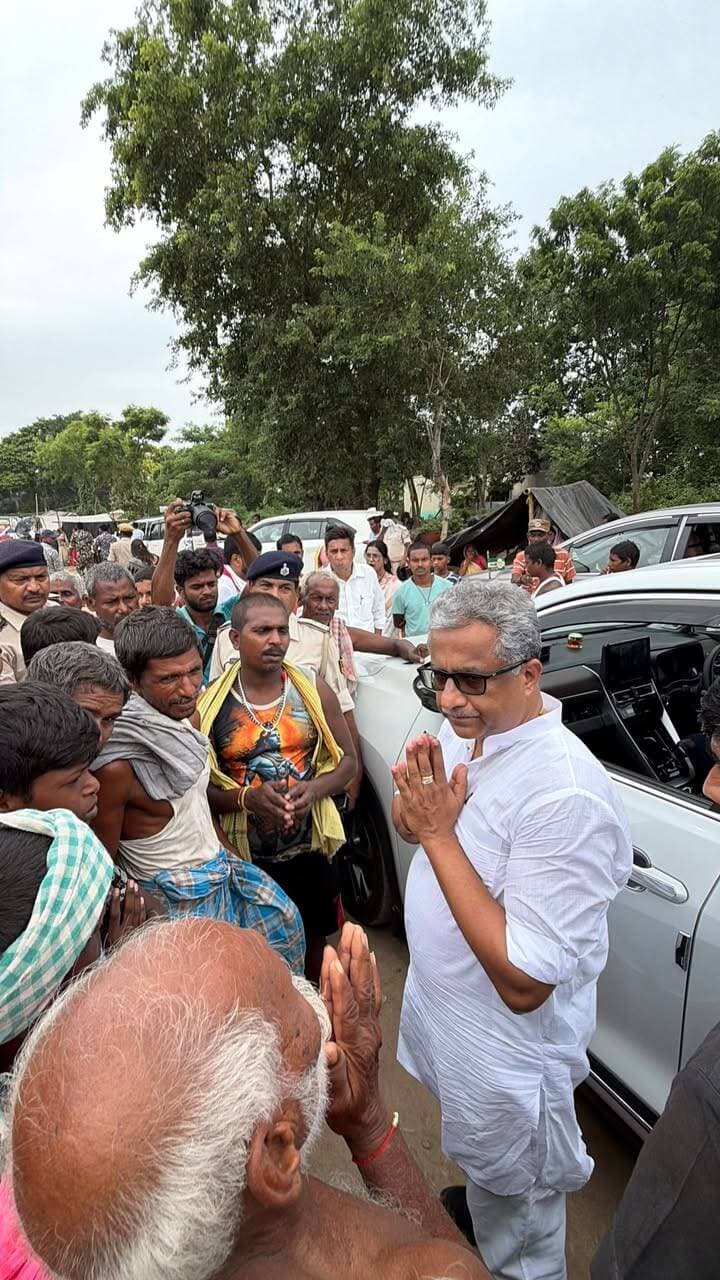 *प्रभारी मंत्री श्री नितीश मिश्रा ने बाढ़ राहत शिविरों का किया निरीक्षण*
भागलपुर, दिनांक 13 सितंबर 2026:- भागलपुर जिले के प्रभारी मंत्री श्री नितीश मिश्रा द्वारा जिले के विभिन्न प्रखंडों में आपदा एवं बाढ़ से प्रभावित क्षेत्रों की स्थिति तथा जिला प्रशासन द्वारा संचालित राहत एवं बचाव कार्यों का निरीक्षण किया गया।
प्रभारी मंत्री द्वारा बाढ़ प्रभावित लोगों के लिए संचालित राहत शिविरों का निरीक्षण कर वहां उपलब्ध कराई जा रही सुविधाओं का जायजा लिया गया तथा प्रभावित लोगों से सीधे संवाद कर उनकी समस्याओं एवं आवश्यकताओं की जानकारी प्राप्त की गई। इस क्रम में उन्होंने बरारी, पॉलिटेक्निक कॉलेज तथा सीटीएस, नाथनगर स्थित राहत शिविरों का निरीक्षण किया।
निरीक्षण के दौरान प्रभारी मंत्री ने राहत शिविरों में बाढ़ प्रभावित लोगों के लिए की गई व्यवस्थाओं की विस्तृत जानकारी ली। उन्होंने विशेष रूप से सामुदायिक रसोई (कम्युनिटी किचन) के संचालन, भोजन की गुणवत्ता एवं नियमितता, पेयजल, चिकित्सा एवं दवा की उपलब्धता, स्वास्थ्य शिविरों के संचालन, अस्थायी रूप से संचालित विद्यालयों, आंगनबाड़ी केंद्रों के माध्यम से बच्चों को उपलब्ध कराए जा रहे दूध एवं अन्य पोषण संबंधी सुविधाओं तथा पशुओं के लिए चारा एवं अन्य आवश्यक व्यवस्थाओं की जानकारी ली।
प्रभारी मंत्री ने संबंधित पदाधिकारियों को निर्देश दिया कि बाढ़ राहत शिविरों में रह रहे प्रभावित लोगों को किसी भी प्रकार की कठिनाई नहीं होनी चाहिए। शिविरों में भोजन, पेयजल, स्वास्थ्य, दवा, स्वच्छता, बच्चों की शिक्षा एवं पोषण सहित सभी आवश्यक सुविधाओं की समुचित व्यवस्था सुनिश्चित की जाए।
उन्होंने कहा कि राहत शिविरों में आवश्यक वस्तुओं एवं सुविधाओं की उपलब्धता की नियमित समीक्षा की जाए तथा आवश्यकता के अनुसार तत्काल अतिरिक्त व्यवस्था सुनिश्चित की जाए। इस दौरान जगदीशपुर एवं नाथनगर के अंचल अधिकारियों (सीओ) को भी निर्देश दिया गया कि राहत शिविरों में किसी भी आवश्यक सुविधा की कमी नहीं होनी चाहिए। प्रभावित परिवारों की आवश्यकताओं पर विशेष ध्यान देते हुए त्वरित कार्रवाई सुनिश्चित की जाए।
प्रभारी मंत्री ने राहत शिविरों में रह रहे बाढ़ प्रभावित लोगों से बातचीत कर उन्हें उपलब्ध कराई जा रही सुविधाओं के संबंध में जानकारी एवं सुझाव भी प्राप्त किए। प्रभावित लोगों द्वारा शिविरों में उपलब्ध भोजन, स्वास्थ्य सेवाओं एवं अन्य सुविधाओं के संबंध में अपनी जानकारी एवं सुझाव साझा किए गए।
प्रभारी मंत्री श्री नितीश मिश्रा ने कहा कि बिहार सरकार द्वारा बाढ़ प्रभावित लोगों को हरसंभव सहायता एवं राहत उपलब्ध कराने के लिए समुचित व्यवस्था की जा रही है। जिला प्रशासन द्वारा संचालित राहत एवं बचाव कार्यों की निरंतर निगरानी की जा रही है तथा प्रभावित लोगों को आवश्यक सुविधाएं उपलब्ध कराने में किसी प्रकार की कमी नहीं होने दी जाएगी।
जिला जन-सम्पर्क कार्यालय,
भागलपुर।
Information & Public Relations Department, Government of Bihar
Disaster Management Department Govt. of Bihar
Bhagalpur Police