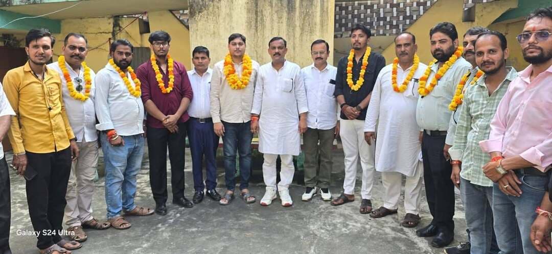 अखिल भारतीय क्षत्रिय महासभा फतेहपुर का कार्यकारिणी विस्तार, कई नए पदाधिकारियों को मिली जिम्मेदारी
जिलाध्यक्ष विजय सिंह गौर ने दिलाई शपथ, समाज सेवा और संगठन विस्तार पर दिया जोर
एक लाख सदस्य बनाने का लक्ष्य, प्रत्येक रविवार को चलेगा कार्यकारिणी विस्तार अभियान
फतेहपुर। अखिल भारतीय क्षत्रिय महासभा फतेहपुर के तत्वावधान में रविवार को कलेक्टरगंज स्थित हीरालाल परिसर में कार्यकारिणी विस्तार कार्यक्रम का आयोजन जिलाध्यक्ष विजय सिंह गौर की अध्यक्षता में संपन्न हुआ। कार्यक्रम में सर्वसम्मति से विभिन्न पदों पर नए पदाधिकारियों का मनोनयन किया गया। नवमनोनीत पदाधिकारियों का माल्यार्पण एवं मिष्ठान खिलाकर स्वागत किया गया तथा उन्हें संगठन के प्रति निष्ठा एवं जिम्मेदारी की शपथ दिलाई गई।
कार्यक्रम में अमित सिंह परिहार को युवा प्रकोष्ठ का जिलाध्यक्ष, राकेश सिंह भदौरिया, महेन्द्र सिंह एवं मयंक सिंह को जिला उपाध्यक्ष, डॉ. सत्यम सिंह चौहान और सचिन सिंह गौतम को चिकित्सा प्रकोष्ठ का जिला उपाध्यक्ष, राकेश सिंह गौतम को व्यापार प्रकोष्ठ का जिला उपाध्यक्ष, आदर्श सिंह को युवा प्रकोष्ठ का जिला मंत्री, प्रेम बहादुर सिंह को सदर तहसील अध्यक्ष तथा अविनाश प्रताप सिंह को युवा प्रकोष्ठ का नगर उपाध्यक्ष मनोनीत किया गया।
जिलाध्यक्ष विजय सिंह गौर ने अपने संबोधन में कहा कि संगठन का उद्देश्य समाज को एकजुट करना, गरीब एवं असहाय लोगों की सहायता करना तथा सामाजिक समरसता को मजबूत करना है। उन्होंने कहा कि सभी पदाधिकारी पूरी निष्ठा, ईमानदारी और समर्पण के साथ संगठन की जिम्मेदारियों का निर्वहन करें।
उन्होंने बताया कि संगठन विस्तार अभियान के तहत प्रत्येक रविवार को नगर, तहसील, ब्लॉक एवं जिला स्तर पर कार्यकारिणी विस्तार कार्यक्रम आयोजित किए जाएंगे। संगठन ने एक लाख सदस्य बनाने का लक्ष्य निर्धारित किया है, जिसे शीघ्र पूरा करने का प्रयास किया जाएगा।
कार्यक्रम में जिला महामंत्री अंगद सिंह चंदेल, आरपी सिंह भदौरिया, समरवीर सिंह चौहान, महेश सिंह, राज सिंह भदौरिया, सुशील सिंह (नान सिंह), अजीत सिंह, चंदन सिंह राणा, मदन सिंह सहित बड़ी संख्या में पदाधिकारी एवं समाज के गणमान्य लोग उपस्थित रहे।
कार्यकारिणी विस्तार के साथ संगठन ने आगामी दिनों में समाज सेवा, सदस्यता अभियान और संगठनात्मक गतिविधियों को गति देने का संकल्प दोहराया। पदाधिकारियों ने भी समाजहित में सक्रिय भूमिका निभाने का भरोसा व्यक्त किया l
🟥 ND NEWS | दैनिक निष्पक्ष धारा की अपील
सामाजिक संगठन समाज में एकता, सहयोग और जनसेवा की भावना को मजबूत करने का महत्वपूर्ण माध्यम होते हैं। सभी संगठनों से अपेक्षा है कि वे जाति, वर्ग और क्षेत्र से ऊपर उठकर शिक्षा, स्वास्थ्य, पर्यावरण, रक्तदान, महिला सुरक्षा और जरूरतमंदों की सहायता जैसे जनहित के कार्यों को प्राथमिकता दें। समाज की प्रगति आपसी सहयोग, सद्भाव और सकारात्मक भागीदारी से ही संभव है।
👇👇👇
#NDNews #दैनिक_निष्पक्ष_धारा #Fatehpur #AkhilBharatiyaKshatriyaMahasabha #VijaySinghGaur #Organization #SocialService #MembershipDrive #UttarPradesh #FatehpurNews
👇👇
@dgpup
@RSSorg
@UPGovt
@wpl1090
@RSSgeet
@Uppolice
@MIB_India
@PMOIndia
@HMOIndia
@abmanglik
@VHPDigital
@igrangealld
@myogioffice
@InfoDeptUP
@dmfatehpur
@sdmsadarftp
@CMOfficeUP
@CMOUP_RC
@UPPRD1948
@ChiefSecyUP
@ChiefSecyUP
@MahantYogiG
@FatehpurSdm
@fatehpurpolice
@BajrangDalOrg
@rashtrapatibhvn
@UPMahilaKalyan
@112UttarPradesh
@myogiadityanath
@CommissionerPrg
@ADGZonPrayagraj
👇👇
🟥 ND NEWS | दैनिक निष्पक्ष धारा
मुख्य संपादक / संस्थापक: राजन सिंह हाड़ा
सह-संपादक: शालिनी सिंह भदौरिया
✒️ रिपोर्ट: सहयोगी शिवा गुप्ता के साथ जिला ब्यूरो अजय श्रीवास्तव
📍 कार्यालय-3: U158, हीरा स्वीट्स के पास, विकास मार्ग, लक्ष्मी नगर, पूर्वी दिल्ली, पिन कोड – 110092 (NCR)
📍 कार्यालय-2: विधानसभा रोड, बर्लिंगटन चौराहा, लखनऊ – 226001 (UP)
📍 कार्यालय-1: 1/1 अटल बिहारी चौराहा, नियर बर्मा चौराहा, फतेहपुर – 212601 (UP)
📅 दिनांक: 13 सितम्बर 2026
📆 दिन: रविवार
📧 Email: ndnewschannel@gmail.com
📞 मोबाइल: 096961 19696