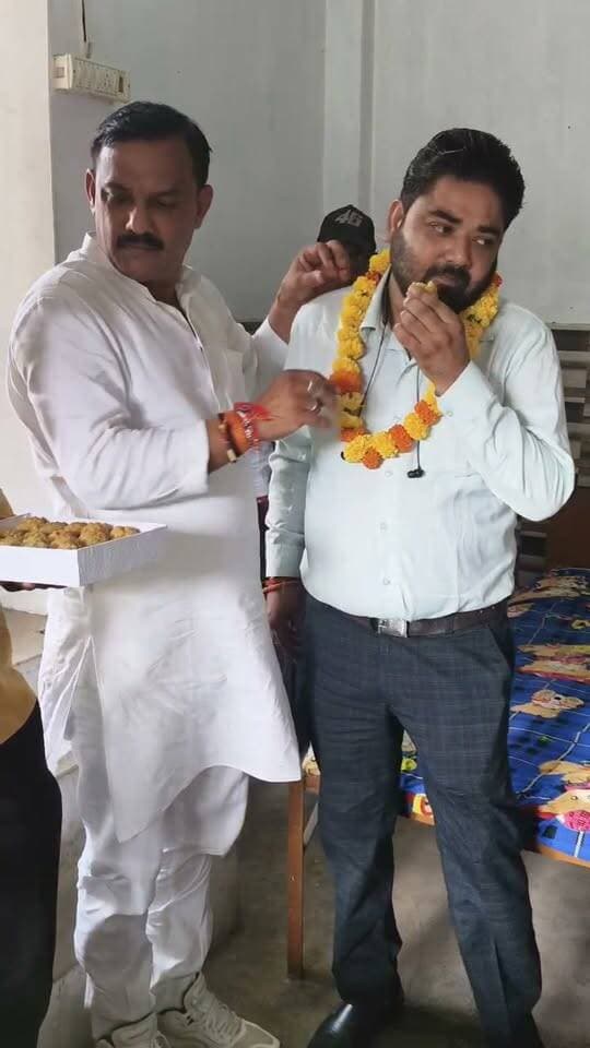 अखिल भारतीय क्षत्रिय महासभा फतेहपुर का कार्यकारिणी विस्तार, कई नए पदाधिकारियों को मिली जिम्मेदारी
जिलाध्यक्ष विजय सिंह गौर ने दिलाई शपथ, समाज सेवा और संगठन विस्तार पर दिया जोर
एक लाख सदस्य बनाने का लक्ष्य, प्रत्येक रविवार को चलेगा कार्यकारिणी विस्तार अभियान
फतेहपुर। अखिल भारतीय क्षत्रिय महासभा फतेहपुर के तत्वावधान में रविवार को कलेक्टरगंज स्थित हीरालाल परिसर में कार्यकारिणी विस्तार कार्यक्रम का आयोजन जिलाध्यक्ष विजय सिंह गौर की अध्यक्षता में संपन्न हुआ। कार्यक्रम में सर्वसम्मति से विभिन्न पदों पर नए पदाधिकारियों का मनोनयन किया गया। नवमनोनीत पदाधिकारियों का माल्यार्पण एवं मिष्ठान खिलाकर स्वागत किया गया तथा उन्हें संगठन के प्रति निष्ठा एवं जिम्मेदारी की शपथ दिलाई गई।
कार्यक्रम में अमित सिंह परिहार को युवा प्रकोष्ठ का जिलाध्यक्ष, राकेश सिंह भदौरिया, महेन्द्र सिंह एवं मयंक सिंह को जिला उपाध्यक्ष, डॉ. सत्यम सिंह चौहान और सचिन सिंह गौतम को चिकित्सा प्रकोष्ठ का जिला उपाध्यक्ष, राकेश सिंह गौतम को व्यापार प्रकोष्ठ का जिला उपाध्यक्ष, आदर्श सिंह को युवा प्रकोष्ठ का जिला मंत्री, प्रेम बहादुर सिंह को सदर तहसील अध्यक्ष तथा अविनाश प्रताप सिंह को युवा प्रकोष्ठ का नगर उपाध्यक्ष मनोनीत किया गया।
जिलाध्यक्ष विजय सिंह गौर ने अपने संबोधन में कहा कि संगठन का उद्देश्य समाज को एकजुट करना, गरीब एवं असहाय लोगों की सहायता करना तथा सामाजिक समरसता को मजबूत करना है। उन्होंने कहा कि सभी पदाधिकारी पूरी निष्ठा, ईमानदारी और समर्पण के साथ संगठन की जिम्मेदारियों का निर्वहन करें।
उन्होंने बताया कि संगठन विस्तार अभियान के तहत प्रत्येक रविवार को नगर, तहसील, ब्लॉक एवं जिला स्तर पर कार्यकारिणी विस्तार कार्यक्रम आयोजित किए जाएंगे। संगठन ने एक लाख सदस्य बनाने का लक्ष्य निर्धारित किया है, जिसे शीघ्र पूरा करने का प्रयास किया जाएगा।
कार्यक्रम में जिला महामंत्री अंगद सिंह चंदेल, आरपी सिंह भदौरिया, समरवीर सिंह चौहान, महेश सिंह, राज सिंह भदौरिया, सुशील सिंह (नान सिंह), अजीत सिंह, चंदन सिंह राणा, मदन सिंह सहित बड़ी संख्या में पदाधिकारी एवं समाज के गणमान्य लोग उपस्थित रहे।
कार्यकारिणी विस्तार के साथ संगठन ने आगामी दिनों में समाज सेवा, सदस्यता अभियान और संगठनात्मक गतिविधियों को गति देने का संकल्प दोहराया। पदाधिकारियों ने भी समाजहित में सक्रिय भूमिका निभाने का भरोसा व्यक्त किया l
🟥 ND NEWS | दैनिक निष्पक्ष धारा की अपील
सामाजिक संगठन समाज में एकता, सहयोग और जनसेवा की भावना को मजबूत करने का महत्वपूर्ण माध्यम होते हैं। सभी संगठनों से अपेक्षा है कि वे जाति, वर्ग और क्षेत्र से ऊपर उठकर शिक्षा, स्वास्थ्य, पर्यावरण, रक्तदान, महिला सुरक्षा और जरूरतमंदों की सहायता जैसे जनहित के कार्यों को प्राथमिकता दें। समाज की प्रगति आपसी सहयोग, सद्भाव और सकारात्मक भागीदारी से ही संभव है।
👇👇👇
#NDNews #दैनिक_निष्पक्ष_धारा #Fatehpur #AkhilBharatiyaKshatriyaMahasabha #VijaySinghGaur #Organization #SocialService #MembershipDrive #UttarPradesh #FatehpurNews
👇👇
@dgpup
@RSSorg
@UPGovt
@wpl1090
@RSSgeet
@Uppolice
@MIB_India
@PMOIndia
@HMOIndia
@abmanglik
@VHPDigital
@igrangealld
@myogioffice
@InfoDeptUP
@dmfatehpur
@sdmsadarftp
@CMOfficeUP
@CMOUP_RC
@UPPRD1948
@ChiefSecyUP
@ChiefSecyUP
@MahantYogiG
@FatehpurSdm
@fatehpurpolice
@BajrangDalOrg
@rashtrapatibhvn
@UPMahilaKalyan
@112UttarPradesh
@myogiadityanath
@CommissionerPrg
@ADGZonPrayagraj
👇👇
🟥 ND NEWS | दैनिक निष्पक्ष धारा
मुख्य संपादक / संस्थापक: राजन सिंह हाड़ा
सह-संपादक: शालिनी सिंह भदौरिया
✒️ रिपोर्ट: सहयोगी शिवा गुप्ता के साथ जिला ब्यूरो अजय श्रीवास्तव
📍 कार्यालय-3: U158, हीरा स्वीट्स के पास, विकास मार्ग, लक्ष्मी नगर, पूर्वी दिल्ली, पिन कोड – 110092 (NCR)
📍 कार्यालय-2: विधानसभा रोड, बर्लिंगटन चौराहा, लखनऊ – 226001 (UP)
📍 कार्यालय-1: 1/1 अटल बिहारी चौराहा, नियर बर्मा चौराहा, फतेहपुर – 212601 (UP)
📅 दिनांक: 13 सितम्बर 2026
📆 दिन: रविवार
📧 Email: ndnewschannel@gmail.com
📞 मोबाइल: 096961 19696