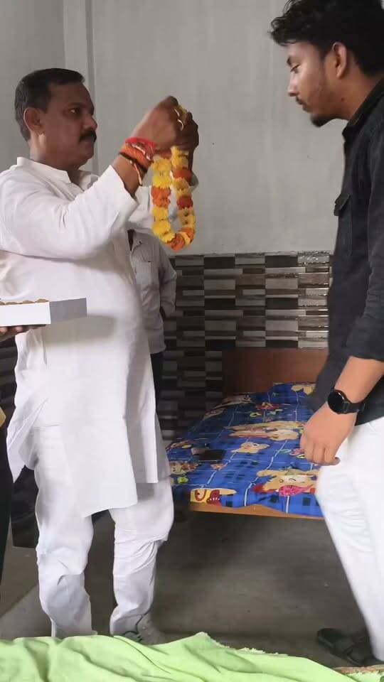 अखिल भारतीय क्षत्रिय महासभा फतेहपुर का कार्यकारिणी विस्तार, कई नए पदाधिकारियों को मिली जिम्मेदारी
जिलाध्यक्ष विजय सिंह गौर ने दिलाई शपथ, समाज सेवा और संगठन विस्तार पर दिया जोर
एक लाख सदस्य बनाने का लक्ष्य, प्रत्येक रविवार को चलेगा कार्यकारिणी विस्तार अभियान
फतेहपुर। अखिल भारतीय क्षत्रिय महासभा फतेहपुर के तत्वावधान में रविवार को कलेक्टरगंज स्थित हीरालाल परिसर में कार्यकारिणी विस्तार कार्यक्रम का आयोजन जिलाध्यक्ष विजय सिंह गौर की अध्यक्षता में संपन्न हुआ। कार्यक्रम में सर्वसम्मति से विभिन्न पदों पर नए पदाधिकारियों का मनोनयन किया गया। नवमनोनीत पदाधिकारियों का माल्यार्पण एवं मिष्ठान खिलाकर स्वागत किया गया तथा उन्हें संगठन के प्रति निष्ठा एवं जिम्मेदारी की शपथ दिलाई गई।
कार्यक्रम में अमित सिंह परिहार को युवा प्रकोष्ठ का जिलाध्यक्ष, राकेश सिंह भदौरिया, महेन्द्र सिंह एवं मयंक सिंह को जिला उपाध्यक्ष, डॉ. सत्यम सिंह चौहान और सचिन सिंह गौतम को चिकित्सा प्रकोष्ठ का जिला उपाध्यक्ष, राकेश सिंह गौतम को व्यापार प्रकोष्ठ का जिला उपाध्यक्ष, आदर्श सिंह को युवा प्रकोष्ठ का जिला मंत्री, प्रेम बहादुर सिंह को सदर तहसील अध्यक्ष तथा अविनाश प्रताप सिंह को युवा प्रकोष्ठ का नगर उपाध्यक्ष मनोनीत किया गया।
जिलाध्यक्ष विजय सिंह गौर ने अपने संबोधन में कहा कि संगठन का उद्देश्य समाज को एकजुट करना, गरीब एवं असहाय लोगों की सहायता करना तथा सामाजिक समरसता को मजबूत करना है। उन्होंने कहा कि सभी पदाधिकारी पूरी निष्ठा, ईमानदारी और समर्पण के साथ संगठन की जिम्मेदारियों का निर्वहन करें।
उन्होंने बताया कि संगठन विस्तार अभियान के तहत प्रत्येक रविवार को नगर, तहसील, ब्लॉक एवं जिला स्तर पर कार्यकारिणी विस्तार कार्यक्रम आयोजित किए जाएंगे। संगठन ने एक लाख सदस्य बनाने का लक्ष्य निर्धारित किया है, जिसे शीघ्र पूरा करने का प्रयास किया जाएगा।
कार्यक्रम में जिला महामंत्री अंगद सिंह चंदेल, आरपी सिंह भदौरिया, समरवीर सिंह चौहान, महेश सिंह, राज सिंह भदौरिया, सुशील सिंह (नान सिंह), अजीत सिंह, चंदन सिंह राणा, मदन सिंह सहित बड़ी संख्या में पदाधिकारी एवं समाज के गणमान्य लोग उपस्थित रहे।
कार्यकारिणी विस्तार के साथ संगठन ने आगामी दिनों में समाज सेवा, सदस्यता अभियान और संगठनात्मक गतिविधियों को गति देने का संकल्प दोहराया। पदाधिकारियों ने भी समाजहित में सक्रिय भूमिका निभाने का भरोसा व्यक्त किया l
🟥 ND NEWS | दैनिक निष्पक्ष धारा की अपील
सामाजिक संगठन समाज में एकता, सहयोग और जनसेवा की भावना को मजबूत करने का महत्वपूर्ण माध्यम होते हैं। सभी संगठनों से अपेक्षा है कि वे जाति, वर्ग और क्षेत्र से ऊपर उठकर शिक्षा, स्वास्थ्य, पर्यावरण, रक्तदान, महिला सुरक्षा और जरूरतमंदों की सहायता जैसे जनहित के कार्यों को प्राथमिकता दें। समाज की प्रगति आपसी सहयोग, सद्भाव और सकारात्मक भागीदारी से ही संभव है।
👇👇👇
#NDNews #दैनिक_निष्पक्ष_धारा #Fatehpur #AkhilBharatiyaKshatriyaMahasabha #VijaySinghGaur #Organization #SocialService #MembershipDrive #UttarPradesh #FatehpurNews
👇👇
@dgpup
@RSSorg
@UPGovt
@wpl1090
@RSSgeet
@Uppolice
@MIB_India
@PMOIndia
@HMOIndia
@abmanglik
@VHPDigital
@igrangealld
@myogioffice
@InfoDeptUP
@dmfatehpur
@sdmsadarftp
@CMOfficeUP
@CMOUP_RC
@UPPRD1948
@ChiefSecyUP
@ChiefSecyUP
@MahantYogiG
@FatehpurSdm
@fatehpurpolice
@BajrangDalOrg
@rashtrapatibhvn
@UPMahilaKalyan
@112UttarPradesh
@myogiadityanath
@CommissionerPrg
@ADGZonPrayagraj
👇👇
🟥 ND NEWS | दैनिक निष्पक्ष धारा
मुख्य संपादक / संस्थापक: राजन सिंह हाड़ा
सह-संपादक: शालिनी सिंह भदौरिया
✒️ रिपोर्ट: सहयोगी शिवा गुप्ता के साथ जिला ब्यूरो अजय श्रीवास्तव
📍 कार्यालय-3: U158, हीरा स्वीट्स के पास, विकास मार्ग, लक्ष्मी नगर, पूर्वी दिल्ली, पिन कोड – 110092 (NCR)
📍 कार्यालय-2: विधानसभा रोड, बर्लिंगटन चौराहा, लखनऊ – 226001 (UP)
📍 कार्यालय-1: 1/1 अटल बिहारी चौराहा, नियर बर्मा चौराहा, फतेहपुर – 212601 (UP)
📅 दिनांक: 13 सितम्बर 2026
📆 दिन: रविवार
📧 Email: ndnewschannel@gmail.com
📞 मोबाइल: 096961 19696