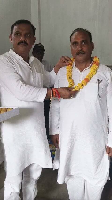 अखिल भारतीय क्षत्रिय महासभा फतेहपुर का कार्यकारिणी विस्तार, कई नए पदाधिकारियों को मिली जिम्मेदारी
जिलाध्यक्ष विजय सिंह गौर ने दिलाई शपथ, समाज सेवा और संगठन विस्तार पर दिया जोर
एक लाख सदस्य बनाने का लक्ष्य, प्रत्येक रविवार को चलेगा कार्यकारिणी विस्तार अभियान
फतेहपुर। अखिल भारतीय क्षत्रिय महासभा फतेहपुर के तत्वावधान में रविवार को कलेक्टरगंज स्थित हीरालाल परिसर में कार्यकारिणी विस्तार कार्यक्रम का आयोजन जिलाध्यक्ष विजय सिंह गौर की अध्यक्षता में संपन्न हुआ। कार्यक्रम में सर्वसम्मति से विभिन्न पदों पर नए पदाधिकारियों का मनोनयन किया गया। नवमनोनीत पदाधिकारियों का माल्यार्पण एवं मिष्ठान खिलाकर स्वागत किया गया तथा उन्हें संगठन के प्रति निष्ठा एवं जिम्मेदारी की शपथ दिलाई गई।
कार्यक्रम में अमित सिंह परिहार को युवा प्रकोष्ठ का जिलाध्यक्ष, राकेश सिंह भदौरिया, महेन्द्र सिंह एवं मयंक सिंह को जिला उपाध्यक्ष, डॉ. सत्यम सिंह चौहान और सचिन सिंह गौतम को चिकित्सा प्रकोष्ठ का जिला उपाध्यक्ष, राकेश सिंह गौतम को व्यापार प्रकोष्ठ का जिला उपाध्यक्ष, आदर्श सिंह को युवा प्रकोष्ठ का जिला मंत्री, प्रेम बहादुर सिंह को सदर तहसील अध्यक्ष तथा अविनाश प्रताप सिंह को युवा प्रकोष्ठ का नगर उपाध्यक्ष मनोनीत किया गया।
जिलाध्यक्ष विजय सिंह गौर ने अपने संबोधन में कहा कि संगठन का उद्देश्य समाज को एकजुट करना, गरीब एवं असहाय लोगों की सहायता करना तथा सामाजिक समरसता को मजबूत करना है। उन्होंने कहा कि सभी पदाधिकारी पूरी निष्ठा, ईमानदारी और समर्पण के साथ संगठन की जिम्मेदारियों का निर्वहन करें।
उन्होंने बताया कि संगठन विस्तार अभियान के तहत प्रत्येक रविवार को नगर, तहसील, ब्लॉक एवं जिला स्तर पर कार्यकारिणी विस्तार कार्यक्रम आयोजित किए जाएंगे। संगठन ने एक लाख सदस्य बनाने का लक्ष्य निर्धारित किया है, जिसे शीघ्र पूरा करने का प्रयास किया जाएगा।
कार्यक्रम में जिला महामंत्री अंगद सिंह चंदेल, आरपी सिंह भदौरिया, समरवीर सिंह चौहान, महेश सिंह, राज सिंह भदौरिया, सुशील सिंह (नान सिंह), अजीत सिंह, चंदन सिंह राणा, मदन सिंह सहित बड़ी संख्या में पदाधिकारी एवं समाज के गणमान्य लोग उपस्थित रहे।
कार्यकारिणी विस्तार के साथ संगठन ने आगामी दिनों में समाज सेवा, सदस्यता अभियान और संगठनात्मक गतिविधियों को गति देने का संकल्प दोहराया। पदाधिकारियों ने भी समाजहित में सक्रिय भूमिका निभाने का भरोसा व्यक्त किया l
🟥 ND NEWS | दैनिक निष्पक्ष धारा की अपील
सामाजिक संगठन समाज में एकता, सहयोग और जनसेवा की भावना को मजबूत करने का महत्वपूर्ण माध्यम होते हैं। सभी संगठनों से अपेक्षा है कि वे जाति, वर्ग और क्षेत्र से ऊपर उठकर शिक्षा, स्वास्थ्य, पर्यावरण, रक्तदान, महिला सुरक्षा और जरूरतमंदों की सहायता जैसे जनहित के कार्यों को प्राथमिकता दें। समाज की प्रगति आपसी सहयोग, सद्भाव और सकारात्मक भागीदारी से ही संभव है।
👇👇👇
#NDNews #दैनिक_निष्पक्ष_धारा #Fatehpur #AkhilBharatiyaKshatriyaMahasabha #VijaySinghGaur #Organization #SocialService #MembershipDrive #UttarPradesh #FatehpurNews
👇👇
@dgpup
@RSSorg
@UPGovt
@wpl1090
@RSSgeet
@Uppolice
@MIB_India
@PMOIndia
@HMOIndia
@abmanglik
@VHPDigital
@igrangealld
@myogioffice
@InfoDeptUP
@dmfatehpur
@sdmsadarftp
@CMOfficeUP
@CMOUP_RC
@UPPRD1948
@ChiefSecyUP
@ChiefSecyUP
@MahantYogiG
@FatehpurSdm
@fatehpurpolice
@BajrangDalOrg
@rashtrapatibhvn
@UPMahilaKalyan
@112UttarPradesh
@myogiadityanath
@CommissionerPrg
@ADGZonPrayagraj
👇👇
🟥 ND NEWS | दैनिक निष्पक्ष धारा
मुख्य संपादक / संस्थापक: राजन सिंह हाड़ा
सह-संपादक: शालिनी सिंह भदौरिया
✒️ रिपोर्ट: सहयोगी शिवा गुप्ता के साथ जिला ब्यूरो अजय श्रीवास्तव
📍 कार्यालय-3: U158, हीरा स्वीट्स के पास, विकास मार्ग, लक्ष्मी नगर, पूर्वी दिल्ली, पिन कोड – 110092 (NCR)
📍 कार्यालय-2: विधानसभा रोड, बर्लिंगटन चौराहा, लखनऊ – 226001 (UP)
📍 कार्यालय-1: 1/1 अटल बिहारी चौराहा, नियर बर्मा चौराहा, फतेहपुर – 212601 (UP)
📅 दिनांक: 13 सितम्बर 2026
📆 दिन: रविवार
📧 Email: ndnewschannel@gmail.com
📞 मोबाइल: 096961 19696