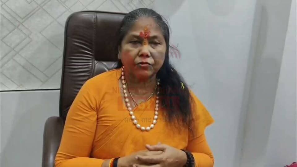 राष्ट्रीय पिछड़ा वर्ग आयोग की अध्यक्ष साध्वी निरंजन ज्योति ने एआई कार्टून ट्रेंड पर जताई आपत्ति
फतेहपुर दौरे पर बोलीं— चुनाव मुद्दों पर लड़े जाएं, व्यक्तिगत टिप्पणियों से बचना चाहिए
आरक्षण पर कहा— संविधान के दायरे में मांग करना सभी का अधिकार, वंचित वर्गों का संरक्षण जरूरी
फतेहपुर। राष्ट्रीय पिछड़ा वर्ग आयोग की अध्यक्ष साध्वी निरंजन ज्योति ने फतेहपुर दौरे के दौरान मीडिया से बातचीत में सोशल मीडिया पर चल रहे एआई (AI) आधारित कार्टून ट्रेंड और आरक्षण जैसे मुद्दों पर अपनी प्रतिक्रिया दी। उन्होंने कहा कि लोकतांत्रिक व्यवस्था में राजनीतिक विमर्श विकास, नीतियों और जनहित के मुद्दों पर होना चाहिए, न कि किसी व्यक्ति के निजी जीवन पर आधारित टिप्पणियों पर।
एआई के माध्यम से मुख्यमंत्री योगी आदित्यनाथ से जुड़े वायरल कार्टून और कंटेंट पर प्रतिक्रिया देते हुए साध्वी निरंजन ज्योति ने कहा कि लोकतांत्रिक देश में चुनाव आते-जाते रहते हैं, सरकारें बनती और बदलती रहती हैं, लेकिन किसी भी व्यक्ति पर व्यक्तिगत टिप्पणी करना उचित नहीं है। उन्होंने कहा कि राजनीतिक दलों और नेताओं को सरकार की नीतियों, विकास कार्यों और कमियों पर चर्चा करनी चाहिए, व्यक्तिगत स्तर पर टिप्पणी लोकतांत्रिक मर्यादाओं के अनुरूप नहीं है।
उन्होंने कहा कि राजनीतिक संवाद की गरिमा बनाए रखना सभी दलों और नागरिकों की जिम्मेदारी है। उनके अनुसार, लोकतंत्र में विचारों का मतभेद स्वाभाविक है, लेकिन व्यक्तिगत हमलों से बचना चाहिए।
आरक्षण के मुद्दे पर पूछे गए प्रश्न के उत्तर में साध्वी निरंजन ज्योति ने कहा कि भारत एक लोकतांत्रिक देश है, जहां प्रत्येक नागरिक को संविधान के दायरे में रहकर अपनी मांग रखने का अधिकार है। उन्होंने कहा कि वे स्वयं इस बात की पक्षधर हैं कि समाज के दबे-कुचले और वंचित वर्गों को संरक्षण तथा उनके अधिकार सुनिश्चित किए जाने चाहिए।
उन्होंने स्पष्ट किया कि लोकतांत्रिक व्यवस्था में किसी भी वर्ग की मांगों पर संवैधानिक प्रक्रिया के अनुरूप विचार किया जाना चाहिए और सभी को अपने अधिकारों की बात रखने की स्वतंत्रता है।
फतेहपुर दौरे के दौरान साध्वी निरंजन ज्योति का बयान राजनीतिक संवाद की मर्यादा और संवैधानिक अधिकारों के मुद्दे पर केंद्रित रहा। उन्होंने लोकतांत्रिक मूल्यों के अनुरूप स्वस्थ राजनीतिक चर्चा और सामाजिक रूप से कमजोर वर्गों के संरक्षण की आवश्यकता पर बल दिया।
🟥 ND NEWS | दैनिक निष्पक्ष धारा की अपील
लोकतंत्र में मतभेद स्वाभाविक हैं, लेकिन संवाद की भाषा और मर्यादा बनाए रखना सभी की जिम्मेदारी है। सोशल मीडिया का उपयोग जिम्मेदारी के साथ करें और किसी भी व्यक्ति या संस्था के बारे में भ्रामक अथवा अपमानजनक सामग्री साझा करने से बचें। वहीं नागरिकों को अपने अधिकारों और मांगों को हमेशा संविधान एवं कानून के दायरे में रहकर उठाना चाहिए।
👇👇👇
#NDNews #दैनिक_निष्पक्ष_धारा #Fatehpur #SadhviNiranjanJyoti #NCBC #Reservation #SocialJustice #Democracy #AI #SocialMedia #UttarPradesh #BJP
👇👇
@dgpup
@RSSorg
@UPGovt
@wpl1090
@RSSgeet
@Uppolice
@MIB_India
@PMOIndia
@HMOIndia
@abmanglik
@VHPDigital
@igrangealld
@myogioffice
@InfoDeptUP
@dmfatehpur
@sdmsadarftp
@CMOfficeUP
@CMOUP_RC
@UPPRD1948
@ChiefSecyUP
@ChiefSecyUP
@MahantYogiG
@FatehpurSdm
@fatehpurpolice
@BajrangDalOrg
@rashtrapatibhvn
@UPMahilaKalyan
@112UttarPradesh
@myogiadityanath
@CommissionerPrg
@ADGZonPrayagraj
@ncbc_india
👇👇
🟥 ND NEWS | दैनिक निष्पक्ष धारा
मुख्य संपादक / संस्थापक: राजन सिंह हाड़ा
सह-संपादक: शालिनी सिंह भदौरिया
✒️ रिपोर्ट: सहयोगी शिवा गुप्ता के साथ जिला ब्यूरो अजय श्रीवास्तव
📍 कार्यालय-3: U158, हीरा स्वीट्स के पास, विकास मार्ग, लक्ष्मी नगर, पूर्वी दिल्ली, पिन कोड – 110092 (NCR)
📍 कार्यालय-2: विधानसभा रोड, बर्लिंगटन चौराहा, लखनऊ – 226001 (UP)
📍 कार्यालय-1: 1/1 अटल बिहारी चौराहा, नियर बर्मा चौराहा, फतेहपुर – 212601 (UP)
📅 दिनांक: 13 सितम्बर 2026
📆 दिन: रविवार
📧 Email: ndnewschannel@gmail.com
📞 मोबाइल: 096961 19696