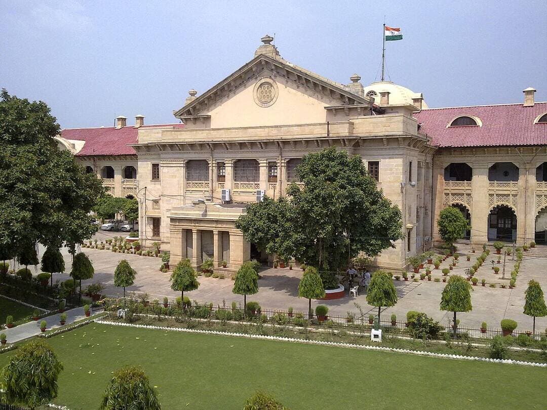 लॉरेंस बिश्नोई के नाम पर ढाई करोड़ की रंगदारी, AMU क्लर्क को हाईकोर्ट से जमानत
.
<nis:link nis:type=tag nis:id=प्रयागराज। nis:value=प्रयागराज। nis:enabled=true nis:link/> अलीगढ़ में लॉरेंस बिश्नोई गैंग के नाम पर ढाई करोड़ रुपये की रंगदारी मांगने और जान से मारने की धमकी देने के मामले में आरोपी AMU के क्लर्क हशमत हुसैन को इलाहाबाद हाईकोर्ट से बड़ी राहत मिली है। हाईकोर्ट ने उनकी जमानत अर्जी मंजूर कर ली है।
आरोप है कि जून 2026 में अलीगढ़ में अलग-अलग लोगों से ढाई करोड़ रुपये की रंगदारी मांगी गई थी। मामले में छह अलग-अलग FIR दर्ज की गई थीं। आरोप के मुताबिक दिल्ली से स्पीड पोस्ट के जरिए धमकी भरे पत्र भेजे गए थे, जिनमें खुद को लॉरेंस बिश्नोई गैंग का सदस्य बताया गया था। पत्रों में रकम बिटकॉइन और QR कोड के जरिए भेजने के लिए कहा गया था।
पुलिस ने आरोपी को दिल्ली के कनॉट प्लेस से गिरफ्तार किया था। जांच में आरोप लगाया गया कि ऑनलाइन ट्रेडिंग में करोड़ों रुपये गंवाने के बाद कर्ज चुकाने के लिए लॉरेंस बिश्नोई के नाम का इस्तेमाल कर रंगदारी मांगने की साजिश रची गई। मामले में जस्टिस जय प्रकाश तिवारी की सिंगल बेंच ने हशमत हुसैन की जमानत अर्जी स्वीकार करते हुए राहत प्रदान की।
<nis:link nis:type=tag nis:id=thetelecast nis:value=TheTelecast nis:enabled=true nis:link/>