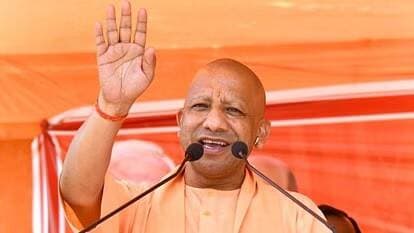 कल प्रयागराज में होंगे सीएम योगी, अधिवक्ताओं को चैंबर की चाबी सौंपेंगे
.
<nis:link nis:type=tag nis:id=प्रयागराज। nis:value=प्रयागराज। nis:enabled=true nis:link/> मुख्यमंत्री योगी आदित्यनाथ कल संगम नगरी प्रयागराज के दौरे पर आएंगे। इस दौरान वह हाईकोर्ट बार एसोसिएशन की ओर से आयोजित सम्मान समारोह में शामिल होंगे। कार्यक्रम हाईकोर्ट क्रिकेट मैदान में आयोजित किया जाएगा।
मुख्यमंत्री शाम करीब 3:45 बजे प्रयागराज पहुंचेंगे और लगभग एक घंटे तक हाईकोर्ट बार एसोसिएशन के कार्यक्रम में मौजूद रहेंगे। इस दौरान अधिवक्ता चैंबर के लिए मुख्यमंत्री योगी आदित्यनाथ को बार एसोसिएशन के पदाधिकारियों की ओर से धन्यवाद ज्ञापित किया जाएगा। मुख्यमंत्री अधिवक्ता चैंबर की चाबी प्रतीकात्मक रूप से अधिवक्ताओं को सौंपेंगे।
कार्यक्रम के बाद मुख्यमंत्री करीब 5:15 बजे कार्यक्रम स्थल से रवाना होंगे। दौरे के दौरान उनके संगम स्थित लेटे हनुमान जी मंदिर के दर्शन करने की भी संभावना है। इसके साथ ही मुख्यमंत्री अधिकारियों से माघ मेले की तैयारियों को लेकर जानकारी भी ले सकते हैं। मुख्यमंत्री योगी आदित्यनाथ के साथ उपमुख्यमंत्री केशव प्रसाद मौर्य और कैबिनेट मंत्री स्वतंत्र देव सिंह के भी मौजूद रहने की संभावना है।
<nis:link nis:type=tag nis:id=thetelecast nis:value=TheTelecast nis:enabled=true nis:link/>
