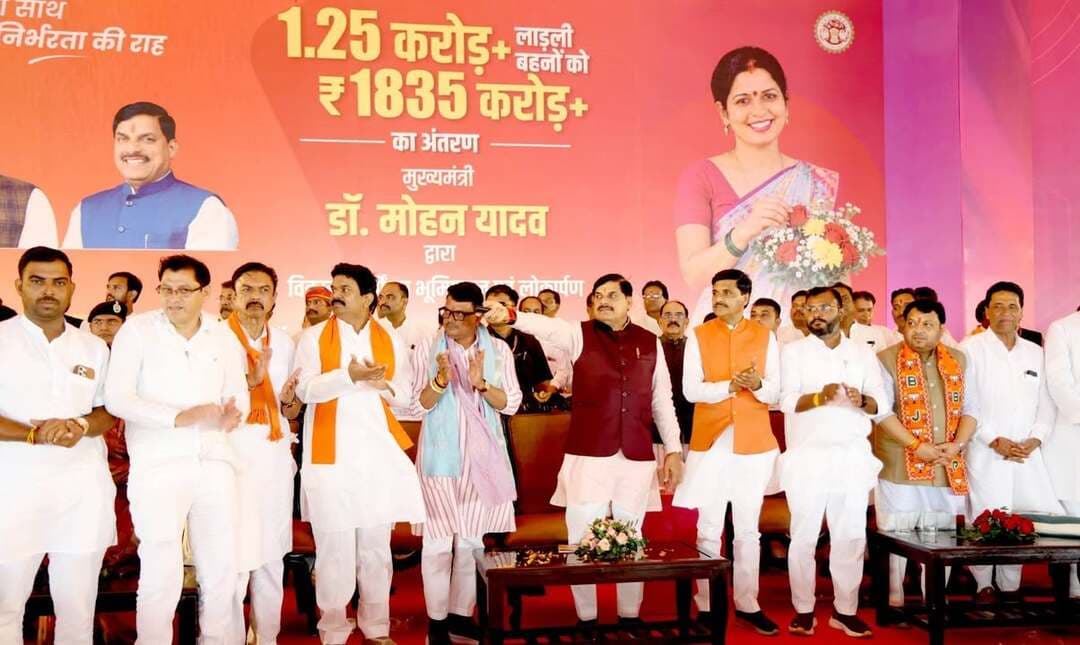 मुख्यमंत्री जी द्वारा लाडली बहना योजना की 40वी किस्त की राशि का अंतरण
श्योपुर जिले की 01 लाख 07 हजार 752 बहनाओं को मिली राशि
बहनो के खाते में आई 1500-1500 रूपये की राशि
-----
मुख्यमंत्री डॉ. मोहन यादव द्वारा आज आगर मालवा में आयोजित राज्य स्तरीय लाड़ली बहना योजना कार्यक्रम के माध्यम से 40वी किस्त के रूप में प्रदेश की 1.25 करोड़ से अधिक लाड़ली बहनों को 1835 करोड़ राशि का अंतरण किया गया।
कलेक्टर सुश्री शीला दाहिमा के मार्गदर्शन में श्योपुर जिले में जिला एवं विकासखण्ड मुख्यालयों, ग्राम पंचायतों पर कार्यक्रम आयोजित कर राज्य स्तरीय कार्यक्रम का वेबकास्ट के माध्यम से लाइव प्रसारण किया गया।
इस कार्यक्रम के माध्यम से श्योपुर जिले की 01 लाख 07 हजार 752 लाडली बहनाओं को उनके बैंक खाते में 1500-1500 रूपये की राशि प्राप्त हुई। श्योपुर की लाडली बहनाओं को माह सितंबर के लिए कुल 15 करोड 90 लाख 16 हजार 700 रूपये की राशि अंतरित की गई।
योजना के तहत श्योपुर जिले में कुल 1 लाख 7 हजार 752 बहनों को लाभ मिला है। नगरपालिका श्योपुर क्षेत्र की 11 हजार 665, नगर परिषद बडौदा क्षेत्र की 3355, नगर परिषद विजयपुर क्षेत्र की 2795, जनपद पंचायत क्षेत्र श्योपुर की 43 हजार 472, जनपद पंचायत कराहल क्षेत्र की 11 हजार 525 तथा जनपद पंचायत विजयपुर क्षेत्र की 34 हजार 940 लाडली बहनाओं को यह राशि प्राप्त हुई है।
-
CM Madhya Pradesh
Jansampark Madhya Pradesh
#JansamparkMP
#sheopur