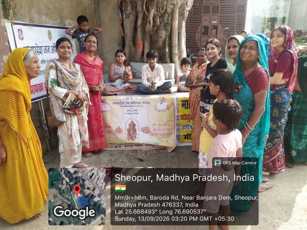 इको-फ्रेंडली गणेश प्रतिमा निर्माण का प्रशिक्षण
-----
मध्य प्रदेश जन अभियान परिषद द्वारा पर्यावरण संरक्षण की दिशा में एक नवाचारी पहल करते हुए माटी गणेश - सिद्ध गणेश अभियान की शुरुआत की गई है। इस अभियान के तहत ग्राम मठेपुरा में एक विशेष प्रशिक्षण कार्यक्रम का आयोजन किया गया।
कार्यक्रम में नवांकुर संस्था मातेश्वरी सेवा संस्था के तत्वावधान में महिलाओं को पूर्णतः प्राकृतिक मिट्टी (माटी) से भगवान श्री गणेश की इको-फ्रेंडली प्रतिमाएं बनाने का प्रशिक्षण दिया गया। इस दौरान गांव की महिलाओं ने पर्यावरण हितैषी इस पहल में बड़े उत्साह और उत्सुकता के साथ सहभागिता की। अभियान का मुख्य उद्देश्य प्लास्टर ऑफ पेरिस और रासायनिक रंगों से होने वाले जल प्रदूषण को रोकना तथा प्राकृतिक रूप से इको-फ्रेंडली गणेशोत्सव मनाने के प्रति जन-जागरूकता फैलाना है।
कार्यक्रम के दौरान जन अभियान परिषद की ब्लॉक समन्वयक श्रीमती शाहीन परवीन, मास्टर ट्रेनर सुश्री ममता मित्तल आंगनवाड़ी कार्यकर्ता, मातेश्वरी सेवा संस्था के पदाधिकारी श्री अविनाश माहौर एवं ग्राम विकास प्रस्फुटन समिति के सदस्य आदि उपस्थित रहे।
-
CM Madhya Pradesh
Jansampark Madhya Pradesh
#JansamparkMP
#sheopur