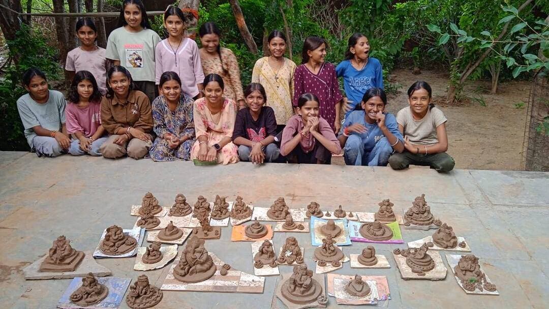माटी से साकार हुआ गणेश का स्वरूप, विद्यार्थियों ने मिट्टी से गढ़ीं आकर्षक गणेश प्रतिमाएं श्योपुर के विद्यार्थियों ने दिया पर्यावरण संरक्षण का संदेश
-----
गणेशोत्सव को पर्यावरण संरक्षण से जोड़ते हुए श्योपुर जिले के विद्यालयों में ‘माटी गणेश’ अभियान के अंतर्गत विद्यार्थियों द्वारा मिट्टी से भगवान गणेश की आकर्षक एवं कलात्मक प्रतिमाएं तैयार की जा रही हैं। इस रचनात्मक पहल के माध्यम से विद्यार्थियों में भारतीय संस्कृति, कला-कौशल और पर्यावरण के प्रति संवेदनशीलता विकसित करने का प्रयास किया जा रहा है।
अभियान के अंतर्गत विद्यार्थियों ने प्राकृतिक मिट्टी से विभिन्न आकार एवं स्वरूपों में गणेश प्रतिमाओं का निर्माण किया। इसके पश्चात बच्चों ने अपनी कल्पनाशीलता का परिचय देते हुए प्रतिमाओं को आकर्षक प्राकृतिक रंगों से सजाया। अनेक विद्यालयों में विद्यार्थियों ने सामूहिक रूप से गणेश प्रतिमाएं तैयार कर अपनी कलात्मक प्रतिभा का प्रदर्शन किया।
इस अवसर पर विद्यार्थियों को मिट्टी से प्रतिमा निर्माण, रंग संयोजन, स्वच्छता तथा पर्यावरण-अनुकूल गणेशोत्सव के महत्व से अवगत कराया गया। बच्चों ने स्वयं प्रतिमा तैयार करने के साथ यह संदेश भी दिया कि उत्सवों को प्रकृति के अनुकूल और पर्यावरण संरक्षण की भावना के साथ मनाया जा सकता है।
जिला शिक्षा अधिकारी श्री यश जैन ने कहा कि “माटी गणेश अभियान केवल प्रतिमा निर्माण की गतिविधि नहीं, बल्कि विद्यार्थियों में सृजनात्मकता, भारतीय संस्कृति और पर्यावरण संरक्षण की भावना विकसित करने का माध्यम है। बच्चों द्वारा अपने हाथों से गणेश प्रतिमा बनाना उनके लिए सीखने के साथ-साथ आनंद और आत्मविश्वास का अनुभव भी है।”
विद्यार्थियों, शिक्षकों एवं विद्यालय परिवार ने उत्साहपूर्वक सहभागिता करते हुए ‘माटी से गणेश-प्रकृति के संग गणेशोत्सव’ का संदेश जन-जन तक पहुंचाने का संकल्प लिया।
-
CM Madhya Pradesh
Jansampark Madhya Pradesh
#JansamparkMP
#sheopur