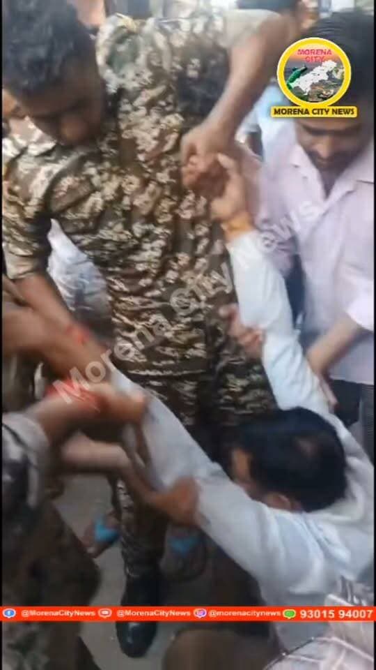 मुरैना में युवक को चोरी करने घर में घुसना पड़ा भारी, दूसरी मंजिल से कूदा, वीडियो वायरल
मुरैना। शहर की केशव कॉलोनी में दिनदहाड़े चोरी करने के इरादे से एक मकान में घुसे युवक को भागने की कोशिश भारी पड़ गई। घर में किसी के आ जाने से घबराए युवक ने मकान की दूसरी मंजिल से छलांग लगा दी। नीचे गिरने से उसके पैरों में गंभीर चोट आ गई, जिसके कारण वह मौके से भाग नहीं सका।
मौके से मिली जानकारी के अनुसार, युवक चोरी करने की नीयत से केशव कॉलोनी स्थित एक मकान में घुसा था। इसी दौरान घर में किसी व्यक्ति के आ जाने से वह घबरा गया और पकड़े जाने के डर से दूसरी मंजिल से नीचे कूद गया।
छलांग लगाने के बाद युवक के पैरों में चोट लग गई और वह भागने में कामयाब नहीं हो सका। इसी दौरान आसपास के लोगों ने उसे पकड़ लिया और पुलिस के हवाले कर दिया।
बताया जा रहा है कि घटनाक्रम के दौरान मौके पर मौजूद किसी व्यक्ति ने पूरी घटना का वीडियो बना लिया। अब यह वीडियो सोशल मीडिया पर वायरल हो रहा है। वीडियो में घटना के बाद मौके पर लोगों की भीड़ नजर आ रही है।
पुलिस ने युवक को हिरासत में लेकर मामले की जांच शुरू कर दी है। हालांकि, चोरी के प्रयास और युवक की भूमिका को लेकर पुलिस की आधिकारिक पुष्टि का इंतजार है।
#morena #मुरैना #पुलिस #चोर