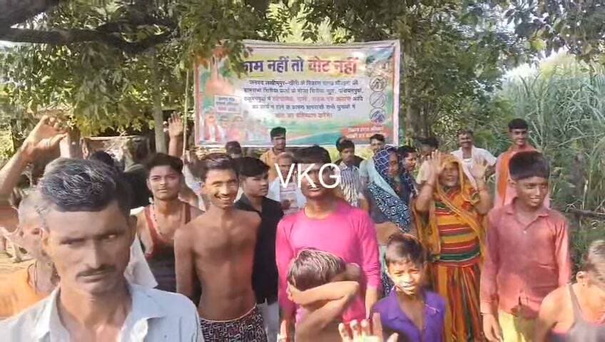 ग्रामीणों ने धौरहरा विधानसभा के भाजपा विधायक विनोद शंकर अवस्थी के खिलाफ लगाए नारे बोले विनोद धौरहरा गरीबों का हत्यारा
लखीमपुर खीरी जिले के धौरहरा विधानसभा के गांव खटकी सिसैया खुर्द में कीचड़ और जलभराव की समस्या से परेशान होकर रविवार को ग्रामीणों ने प्रदर्शन किया। प्रदर्शन के दौरान ग्रामीणों ने बैनर लगाया कि काम नहीं तो वोट नहीं। ग्रामीण विधायक धौरहरा विनोद शंकर अवस्थी पर भी भड़के। ग्रामीणों ने नारा लगाया कि विनोद धौरहरा गरीबों का हत्यारा। साथ ही अपने गांव के प्रधान को भी लपेटा।