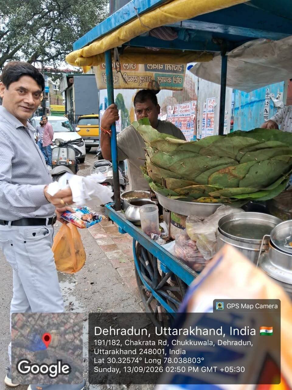 🚨देहरादून: सिंगल यूज प्लास्टिक के खिलाफ प्रशासन की बड़ी कार्रवाई, 550 प्रतिष्ठानों के चालान
देहरादून में सिंगल यूज प्लास्टिक के खिलाफ जिला प्रशासन का अभियान लगातार जारी है। डीएम डॉ. आशीष चौहान के निर्देश पर नगर निगम के सभी 100 वार्डों में प्रवर्तन अभियान चलाया जा रहा है।
अभियान के तहत अब तक 1776 प्रतिष्ठानों का निरीक्षण किया गया। इनमें 762 प्रतिष्ठानों में प्रतिबंधित प्लास्टिक का उपयोग, भंडारण या वितरण पाए जाने पर कार्रवाई की गई।
प्रशासन ने 550 प्रतिष्ठानों के चालान कर 1.96 लाख रुपये का जुर्माना वसूला, जबकि 532 किलो प्रतिबंधित प्लास्टिक जब्त कर नष्ट किया गया।
प्रशासन ने व्यापारियों और आमजन से सिंगल यूज प्लास्टिक का इस्तेमाल न करने और पर्यावरण अनुकूल विकल्प अपनाने की अपील की है।
#Dehradun #Uttarakhand #SingleUsePlastic #PlasticFreeDehradun #DehradunNews #newsmafiya