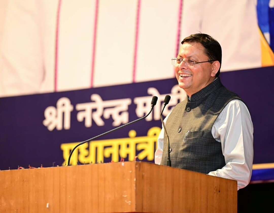 मुख्यमंत्री युवा विद्यार्थी मंथन में गूंजा विकसित उत्तराखंड का संकल्प
मुख्यमंत्री पुष्कर सिंह धामी ने हेमवती नंदन बहुगुणा गढ़वाल विश्वविद्यालय के चौरास परिसर में आयोजित ‘मुख्यमंत्री युवा विद्यार्थी मंथन’ कार्यक्रम में विद्यार्थियों से सीधा संवाद किया। कार्यक्रम में युवाओं ने विकसित उत्तराखंड, पलायन, रोजगार, शिक्षा, स्वास्थ्य, पर्यटन और पर्यावरण जैसे मुद्दों पर अपने विचार और सुझाव साझा किए।
‘मेरे सपनों का उत्तराखंड’ अभियान को विद्यार्थियों का व्यापक समर्थन मिला है। अभियान के तहत प्रदेशभर से 2,67,744 विद्यार्थियों ने निबंध और अपने विचार भेजे।
मुख्यमंत्री ने कहा कि युवा ही उत्तराखंड और देश के भविष्य के निर्माता हैं। उन्होंने युवाओं से कहा कि वे केवल नौकरी तलाशने वाले नहीं, बल्कि नौकरी देने वाले बनने का लक्ष्य रखें।
विद्यार्थियों ने पहाड़ों में रोजगार के अवसर बढ़ाने, पलायन रोकने, सरकारी स्कूलों व अस्पतालों को बेहतर बनाने, पर्यटन को रोजगार से जोड़ने और गांवों तक स्वास्थ्य सुविधाएं पहुंचाने जैसे सुझाव दिए।
सीएम धामी ने कहा कि युवाओं के विचार विकसित उत्तराखंड की दिशा तय करने में महत्वपूर्ण भूमिका निभा सकते हैं। उन्होंने युवाओं से नशे से दूर रहकर अपनी ऊर्जा सकारात्मक दिशा में लगाने और अपने सपनों को लक्ष्य में बदलने का आह्वान किया।
#Uttarakhand #PushkarSinghDhami #Dehradun #Youth #ViksitUttarakhand #newsmafiya