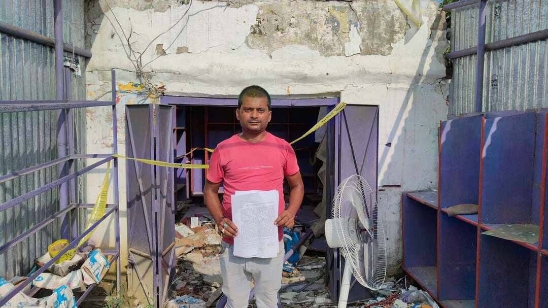दरभंगा के सिंहवाड़ा में एक किराएदार की दुकान की छत तोड़ दी गई। इससे दुकान में रखे लाखों रुपए का सामान नुकसान हुआ है। किराएदार ने दुकान मालिक के भाई पर छत तोड़ने का आरोप लगाया है। पुलिस ने मामला दर्ज कर जांच शुरू कर दी है।
अजय कुमार साह (28) ने सिंहवाड़ा थाना में शिकायत दर्ज कराई है। वे पिछले 15 सालों से कटासा चौक पर मो. राशिद मुस्ताक के किराए के मकान में 'अजय वस्त्रालय एंड रेडीमेड' नाम से कपड़े की दुकान चलाकर अपने परिवार का गुजारा करते हैं।
अजय ने बताया कि 20 जुलाई 2026 को सुबह करीब 9:30 बजे उन्हें पड़ोसी दुकानदार से सूचना मिली कि उनकी दुकान की छत गिरा दी गई है। मौके पर पहुंचने पर उन्होंने देखा कि दुकान की पूरी छत टूट चुकी थी और अंदर रखे कपड़े, फर्नीचर, काउंटर समेत अन्य सामान बुरी तरह क्षतिग्रस्त हो गए थे।
इस घटना से उन्हें एक लाख रुपए से ज्यादा का आर्थिक नुकसान हुआ है। अजय ने बताया कि उन्होंने दुकान चलाने के लिए लोन लिया था, जिसकी किस्तें अभी भी चल रही हैं। उन्होंने डॉ. साजिद मुस्ताक (45) पर छत तोड़ने का आरोप लगाया है, जो दुकान मालिक मो. राशिद मुस्ताक के भाई हैं।
अजय के मुताबिक, दो महीने पहले डॉ. साजिद मुस्ताक से उनकी दूसरी दुकान किराए पर लेने की बात चल रही थी। इसके लिए 75,000 रुपए एडवांस तय हुए थे, लेकिन बाद में डॉ. साजिद ने 1,00,000 रुपए की मांग की। अजय के मना करने पर डॉ. साजिद नाराज हो गए और बदले की भावना से यह तोड़फोड़ की।
अजय ने यह भी बताया कि जब उन्होंने डॉ. साजिद से नुकसान की भरपाई की बात की, तो उन्होंने मदद करने से इनकार कर दिया और अभद्र व्यवहार किया। डॉ. साजिद उन्हें गाली-गलौज और जान से मारने की धमकी भी दे रहे हैं।
सिंहवाड़ा थाना में कांड संख्या 310/26 दर्ज कर लिया गया है। थाना प्रभारी ने बताया कि आगे की कार्रवाई की जा रही है। अजय ने बताया कि यह दुकान उनकी आय का एकमात्र जरिया थी। दुकान बंद होने के कारण उनकी आजीविका पूरी तरह ठप हो गई है और वे इस महीने की लोन की किस्त भी नहीं भर पाए हैं। सामाजिक फैसले के इंतजार में उन्होंने शिकायत दर्ज कराने में देरी की।