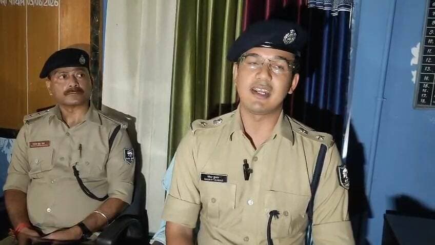 पटना जिले के पालीगंज अनुमंडल क्षेत्र अंतर्गत सिगोड़ी थाना में गया जी जिले के रहने वाले युवक अजय मांझी की मौत मामले में पटना पश्चिमी सिटी एसपी संकेत कुमार ने दी जानकारी. #patnacityspwest #SigodiPoliceStation #paliganjpatna #YouthsDeathCase #trendingnowviralシ