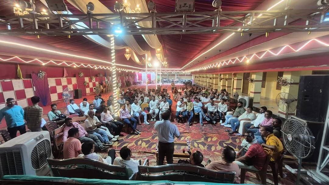 सहरसा सदर अस्पताल में प्रभात खबर डिजिटल के पत्रकार अभिषेक कुमार के साथ कथित अभद्रता के मामले को लेकर जिले के पत्रकार एकजुट हो गए हैं। पत्रकारों ने मामले में जिम्मेदार बताए जा रहे डॉ. एस.के. आजाद के खिलाफ उचित कार्रवाई की मांग की है। पत्रकारों का कहना है कि मीडिया कर्मियों के साथ इस तरह का व्यवहार किसी भी स्थिति में बर्दाश्त नहीं किया जाएगा।