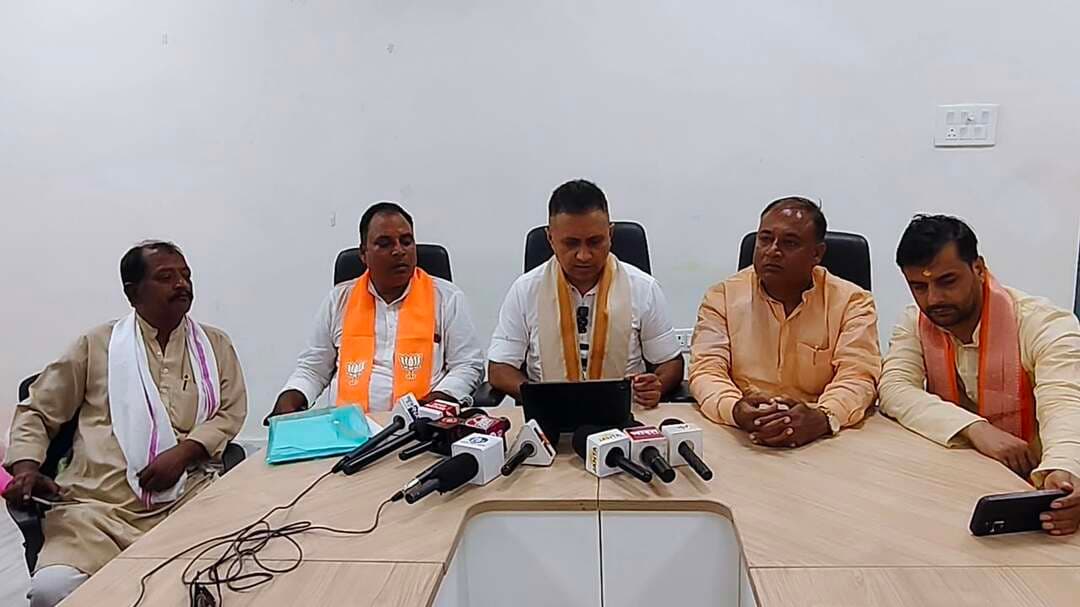 वीडियो : पीएम मोदी के 25 साल के सेवा सफर को जन-जन तक पहुंचाएगी BJP, बक्सर में होंगे 13 बड़े कार्यक्रम ..
खबर कमेंट बॉक्स में
