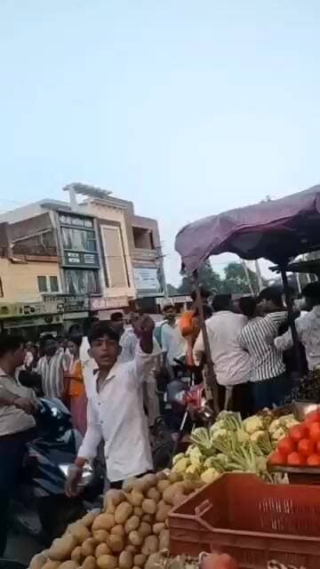 नीमराणा में सब्जी की रेहड़ी लगाने को लेकर विवाद, जमकर चले लाठी-डंडे# #sena #floortest