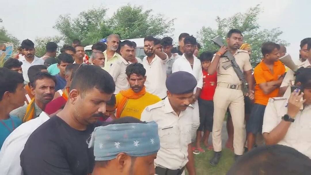 पुलिस की प्रारंभिक जांच में मृतक की पहचान अब तक नहीं हो सकी है। ब #breakingindia