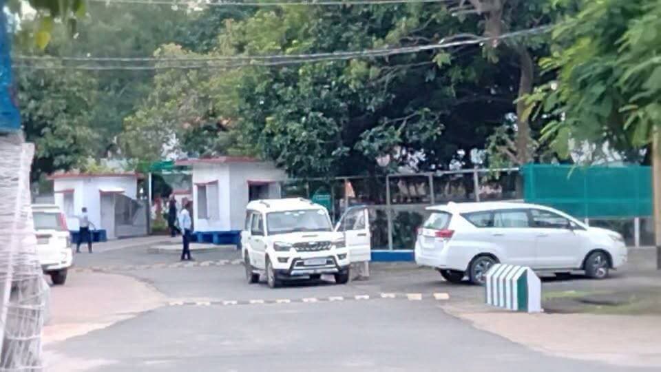 ईसीएल राजमहल कोल परियोजना ललमटिया में चेयरमैन का दौरा, जीएम के b2 आवास (क़वाटर) से निकला गाड़ियों का काफिला!
