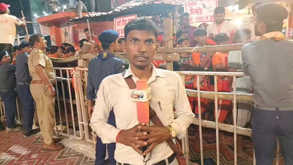 बाबा दुःखहरण मन्दिर पर समय करीब 12 बजे जलाभिषेक को लेकर उमड़ी श्रद्धालुओं की भीड़