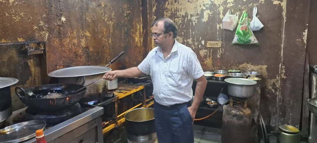 बीना के होटल-रेस्टोरेंटों में खाद्य सुरक्षा टीम की सघन जांच
पनीर, आटा, चावल सहित विभिन्न खाद्य पदार्थों के नमूने लिए, अनियमितता मिलने पर सुधार नोटिस जारी
आयुक्त, खाद्य सुरक्षा एवं नियंत्रक, खाद्य एवं औषधि प्रशासन मध्यप्रदेश के आदेश के पालन तथा कलेक्टर श्रीमती प्रतिभा पाल के निर्देशन में जिले में नागरिकों को शुद्ध, सुरक्षित एवं गुणवत्तापूर्ण खाद्य पदार्थ उपलब्ध कराने के उद्देश्य से खाद्य सुरक्षा प्रशासन द्वारा निरंतर निरीक्षण एवं कार्रवाई की जा रही है।
इसी क्रम में खाद्य सुरक्षा अधिकारियों के संयुक्त दल ने बीना स्थित प्रमुख होटल एवं रेस्टोरेंटों का औचक निरीक्षण किया। निरीक्षण के दौरान होटल कलश के किचन एवं स्टोरेज एरिया की जांच कर उपयोग किए जा रहे पनीर का विधिक नमूना लिया गया। होटल कार्तिक से चना मसाला, आटा एवं चावल के विधिक नमूने जांच के लिए संग्रहित किए गए।
होटल श्री राम के निरीक्षण के दौरान पनीर का नमूना लिया गया। यहां किचन के फर्श पर गंदा पानी जमा मिला तथा रेफ्रिजरेटर में पके एवं कच्चे खाद्य पदार्थ असुरक्षित तरीके से एक साथ रखे पाए गए। प्रतिष्ठान में खाद्य लाइसेंस प्रदर्शित नहीं था तथा जांच दल को आवश्यक दस्तावेज भी प्रस्तुत नहीं किए गए। अनियमितताओं के चलते संचालक को खाद्य सुरक्षा एवं मानक अधिनियम, 2006 के तहत सुधार नोटिस जारी किया जा रहा है।
खाद्य सुरक्षा अधिकारियों ने सभी होटल एवं रेस्टोरेंट संचालकों को बारिश के मौसम में खाद्य पदार्थों के सुरक्षित भंडारण तथा नियमित साफ-सफाई पर विशेष ध्यान देने के निर्देश दिए। कर्मचारियों के मेडिकल फिटनेस प्रमाण-पत्र, नियमित पेस्ट कंट्रोल, पानी की लैब टेस्टिंग रिपोर्ट तथा खाद्य पदार्थों की एनएबीएल अधिकृत लैब से कराई गई जांच रिपोर्ट संधारित रखने के निर्देश भी दिए गए।
संग्रहित सभी खाद्य नमूने राज्य खाद्य परीक्षण प्रयोगशाला भेजे जा रहे हैं। जांच रिपोर्ट प्राप्त होने के बाद नमूने अधोमानक अथवा असुरक्षित पाए जाने पर संबंधितों के विरुद्ध खाद्य सुरक्षा एवं मानक अधिनियम, 2006 के तहत वैधानिक कार्रवाई की जाएगी। जिले में खाद्य सुरक्षा संबंधी सघन जांच अभियान निरंतर जारी रहेगा।
#jansamparkmp #sagar