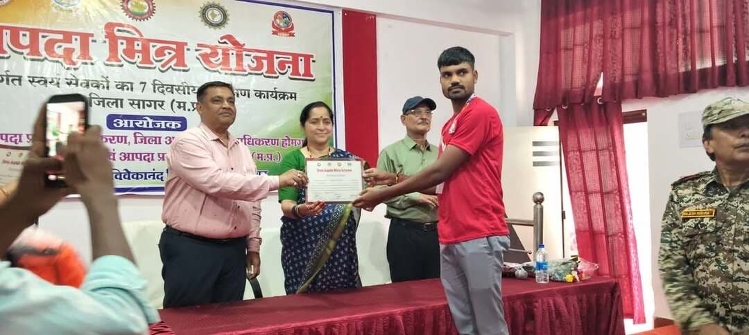 7 दिवसीय आपदा मित्र प्रशिक्षण का तृतीय सत्र संपन्न
मध्य प्रदेश आपदा प्रबंधन प्राधिकरण ग्रह विभाग मध्यप्रदेश शासन के पत्र क्रमांक/486/डी-8 ए/एमपीएसडीएमए/2025-26 भोपाल दिनांक 11.05.2026 एवं जिला आपदा प्रबंधन प्राधिकरण के निर्देशानुसार आपदा मित्र वालेंटियर्स प्रशिक्षण में जिले के विभिन्न क्षेत्रों से आए 150 आपदा मित्र वालेंटियर्स द्वारा दिनांक 07.09.2026 से 13.09.2026 तक उत्साहपूर्वक सहभागिता कि गई कार्यक्रम का संचालन स्वामी विवेकानंद यूनिवर्सिटी सागर में किया गया जिसमें मुख्य अतिथि श्री बी पी वर्मा सर डिवीजन कमांडेंट सागर, विशिष्ट अतिथि श्रीमती प्रतिभा तिवारी प्रदेश अध्यक्ष भारतीय स्त्री शक्ति मध्यप्रदेश रही कार्यक्रम का शुभारंभ सरस्वती पूजन से किया गया, कार्यक्रम श्री भूपेंद्र सिंह ठाकुर डिस्ट्रिक्ट कमांडेंट के नेतृत्व में श्री अनिमेष राजपूत कंपनी कमांडर ,श्रीमती समीक्षा श्रीधर प्लाटून कमांडर ,श्रीमती ममता ठाकुर हवलदार अनुदेशक एवं SDERF टीम द्वारा संपादित किया गया।
सात दिवसीय प्रशिक्षण कार्यक्रम के दौरान प्रतिभागियों को सैद्धांतिक एवं व्यवहारिक दोनों प्रकार का प्रशिक्षण प्रदान किया गया जिनमें विभिन्न प्राकृतिक एवं मानव जन्य आपदाओं व उनके प्रबंधन, राहत एवं बचाव कार्यों तथा आपदा मित्र से संबंधित दायित्वों का प्रभावी ढंग से निर्वहन किये जाने प्रशिक्षण दिया गया। प्रशिक्षण अवधि में आपदा मित्रों के कर्तव्य व जिम्मेदारियां, आपदा व प्रबंधन, बाढ़, भूकंप, सर्पदंश प्रबंधन, प्रथमोपचार, इंप्रोवाइज राफ्ट, अग्निशमन उपकरणों के प्रयोग, ध्वस्त ढांचा, खोज व बचाव, घायलों के प्राथमिक उपचार, घायलों के परिवहन, सीपी आर,आकस्मिक सेवाएँ आदि विषयों पर विस्तृत सैद्धांतिक व आवश्यक प्रायोगिक प्रशिक्षण प्रदान किया गया।
प्रशिक्षण कार्यक्रम के समापन पर डिस्ट्रिक्ट कमांडेंट सर द्वारा आपदा मित्रों के कर्तव्यों एवं दायित्वों पर प्रकाश डाला गया। सिविल डिफेंस के डिवीजन वार्डन श्री राजेश मिश्रा द्वारा रिसोर्स पर्सन की भूमिका निभाते हुए प्रशिक्षण में विशेष सहयोग किया गया। तत्पश्चात समस्त आपदा मित्रों को मुख्य अतिथि एवं विशिष्ट अतिथि द्वारा द्वारा इमरजेंसी किट एवं सर्टिफिकेट प्रदान किए गए सभी नामांकित वालेंटियर्स को आपदा के दौरान प्रशासन के समक्ष उत्पन्न परिस्थितियों के समय कंधे से कंधा मिलाकर सहयोग व सहभागिता निभाए जाने प्रोत्साहित करने हेतु मुख्य अतिथि द्वारा बताया गया अंत में सभी वालंटियर से फीडबैक फॉर्म भरवाया गया
समापन समारोह के दौरान होमगार्ड का कार्यालयीन बल एवं समस्त नामांकित आपदा मित्र वालेंटियर्स उपस्थित रहे।
#jansamparkmp #sagar