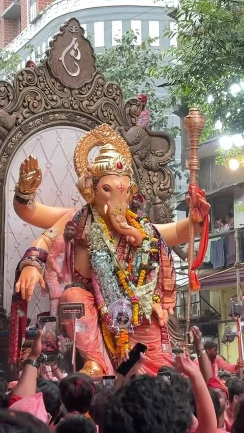 Bappa ka bhog ho, toh mithaas bhi special honi chahiye! 🙏❤️
Iss Ganesh Chaturthi, mere Bappa ke bhog mein — Sri Mandir Special Ganesh Laddu Box. 🥰🍯
Ganpati Bappa Morya! 🌺✨
#srimandir #ganeshchaturthi #bhog #laddu #ganpatibappamorya