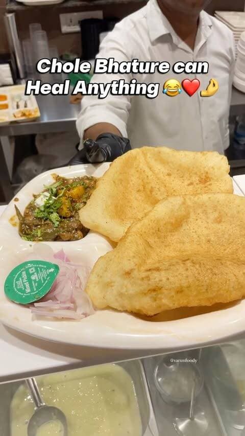 Chole Bhature is love ❤️🤌
.
.
.
.
Follow Us @varunfoody ❤️ 🤤⚠️
.
Follow Us @varunfoody 🔥
.
Comment & Share 📍❤️❤️
.
Chole Bhature , street food delhi , streetfood ,north indian food , momo , summers , india , corporate, mango season
.
Hashtag:-
#cholebhature #northindianfood #masaladosa #streetfood