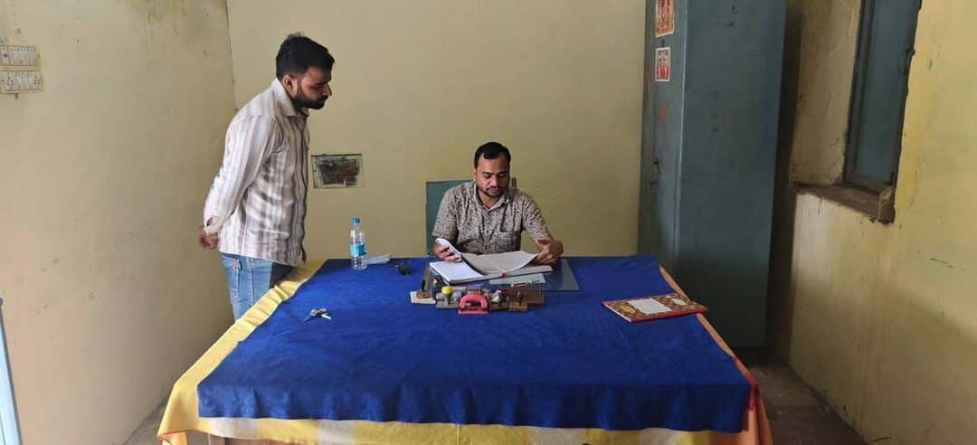 उप संचालक कृषि ने शासकीय कृषि प्रक्षेत्र रन्नौद का किया औचक निरीक्षण, फसलों का लिया जायजा
कलेक्टर श्री वर्मा के निर्देश पर उप संचालक कृषि ने खरीफ फसलों के बीज उत्पादन कार्यक्रम का किया निरीक्षण
कलेक्टर एवं जिला मजिस्ट्रेट श्री Arpit Verma IAS के निर्देशानुसार उप संचालक कृषि श्री मुनेश कुमार शाक्य ने रविवार को बदरवास विकासखंड स्थित शासकीय कृषि प्रक्षेत्र रन्नौद का औचक निरीक्षण किया। निरीक्षण के दौरान उन्होंने फार्म पर संचालित बीज उत्पादन कार्यक्रम से संबंधित अभिलेखों एवं पंजियों की बारीकी से जांच की। इसके साथ ही खरीफ वर्ष 2026 के अंतर्गत प्रक्षेत्र पर ली जा रही सोयाबीन, उड़द एवं अरहर फसलों के बीज उत्पादन कार्यक्रम का अवलोकन कर प्रक्षेत्र अधीक्षक को फसल में कीट एवं रोग दिखने पर तत्काल नियंत्रण उपाय अपनाने के निर्देश दिए।
प्रक्षेत्र निरीक्षण के उपरांत उप संचालक कृषि ने विकासखंड कोलारस के ग्राम गोरा टीला एवं सुनाज का दौरा किया। वहां उन्होंने कृषक श्री रामरतन गुर्जर के खेतों में लगी धान फसल का निरीक्षण किया। वर्तमान में धान की फसल 60-70 दिन की अवस्था पूर्ण कर चुकी है, जो बालियों में दाना भरने का महत्वपूर्ण समय है। निरीक्षण के दौरान फसल में तना छेदक और भूरा फुदका जैसे कीटों का प्रकोप देखने पर उन्होंने कृषकों को नियमित निगरानी करने की सलाह दी। कीट नियंत्रण हेतु अनुशंसित कीटनाशक दवाओं फिप्रोनिल 0.3ः व 0.6ः जीआर (दानेदार) तथा कार्टेप हाइड्रोक्लोराइड का भुरकाव कर प्रयोग करने का परामर्श दिया गया।
ग्राम भ्रमण के दौरान श्री मुनेश कुमार शाक्य ने उपस्थित किसानों को कृषि विभाग की विभिन्न हितैषी योजनाओं की जानकारी दी। उन्होंने ई-टोकन व्यवस्था और एग्रीस्टैक पोर्टल पर पंजीयन के महत्व से अवगत कराते हुए अधिकाधिक किसानों से इन डिजिटल सुविधाओं एवं योजनाओं का लाभ उठाने का आग्रह किया।
*किसानों के लिए कृषि विशेषज्ञों की सलाह*
उप संचालक कृषि तथा कृषि विज्ञान केंद्र के वैज्ञानिकों ने जिले के धान उत्पादक कृषकों से अपील की है कि वे बिना आवश्यकता किसी भी रासायनिक कीटनाशक का छिड़काव न करें। फसल में रोग या कीट की सही पहचान करने के उपरांत ही अनुशंसित दवाइयों का उपयोग करें। कीटनाशक एवं फफूंदनाशकों की सही मात्रा का प्रयोग केवल कृषि विज्ञान केंद्र के वैज्ञानिकों या कृषि विभाग के तकनीकी अमले के मार्गदर्शन में ही किया जाए।
CM Madhya Pradesh
Jansampark Madhya Pradesh
Department of Agriculture, Madhya Pradesh
Collector Shivpuri
#shivpuri