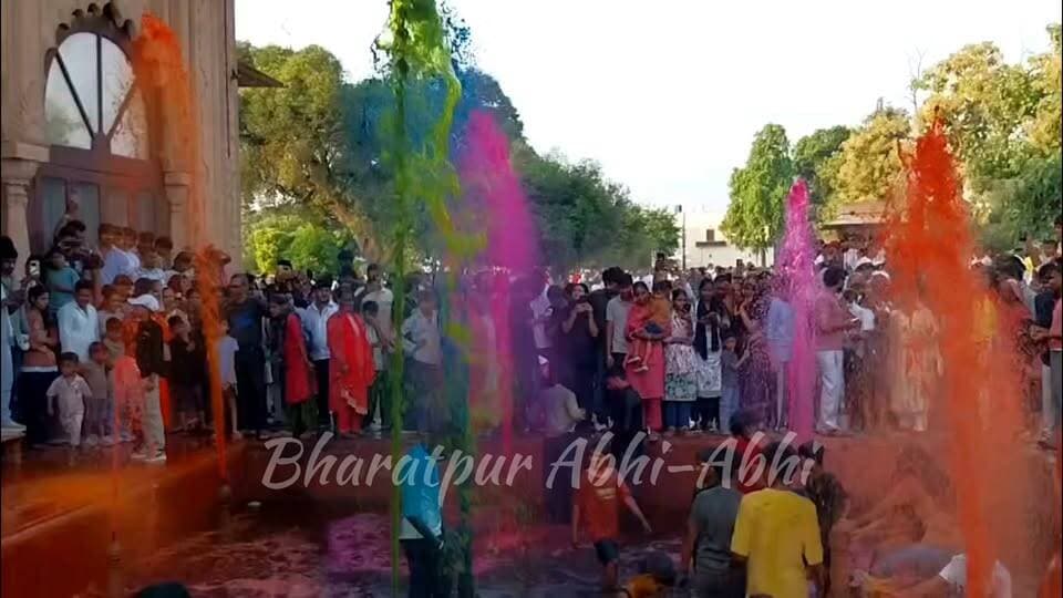 #मेले_की_चमक_फीकी_पड़ी..
भरतपुर। नगर निकाय चुनावों की आचार संहिता के कारण कुश्ती दंगल और सांस्कृतिक कार्यक्रम आयोजित न होने से इस डीग शहर में लगे श्री जवाहर प्रदर्शनी एवं बृज यात्रा मेले की रौनक फीकी रही। मुख्य आयोजनों के अभाव में मेले में आसपास के इलाकों से पहुंचने वाली भीड़ काफी कम नजर आई, जिससे स्थानीय दुकानदारों को भी निराशा हाथ लगी। हालांकि, जल महलों में चले रंगीन फव्वारों ने पर्यटकों को खासा लुभाया। शाम के समय रोशनी से जगमगाती पानी की धाराओं और महलों की खूबसूरती को देखने के लिए बड़ी संख्या में देशी-विदेशी पर्यटक पहुंचे, जिससे मेले का आकर्षण कुछ हद तक बना रहा।