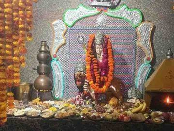 #भरतपुर। नदबई के गांव न्यौंठा स्थित प्राचीन श्री बाबू बाबा मंदिर पर रविवार को वार्षिक मेला श्रद्धा और आस्था के साथ आयोजित हुआ। सुबह 7:15 बजे ध्वजा पूजन और विशेष पूजा-अर्चना के साथ धार्मिक कार्यक्रमों का आगाज हुआ, जिसके बाद श्रद्धालुओं ने फूल बंगला और 56 भोग की भव्य झांकी के दर्शन कर सुख-समृद्धि की कामना की। इससे पूर्व शनिवार को आरएलडी प्रदेशाध्यक्ष जोगिंदर सिंह अवाना द्वारा रवाना की गई भव्य कलश यात्रा और शाम को आयोजित महादीप यज्ञ से पूरा गांव भक्तिमय हो गया। मेले में अन्नकूट प्रसादी, रज वितरण, महाआरती और सांस्कृतिक कार्यक्रमों के साथ लंबी कूद तथा गोला फेंक प्रतियोगिताएं भी आयोजित की गईं, जिनमें विजेताओं को नकद पुरस्कार देकर सम्मानित किया गया। इस अवसर पर मेला कमेटी के अध्यक्ष पुरुषोत्तम सिंह, सचिव रामकिशन गुर्जर, संरक्षक लखन पाठक और महिला कमेटी अध्यक्ष प्रहलादी गुर्जर सहित बड़ी संख्या में ग्रामीण और श्रद्धालु उपस्थित रहे।
