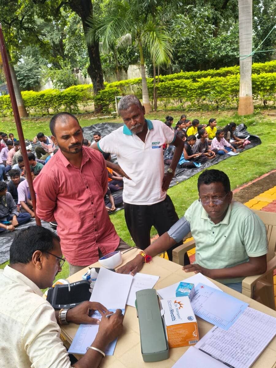 आरोग्यसेवा थेट नागरिकांपर्यंत… गोडलवाही येथे 101 नागरिकांची मोफत आरोग्य तपासणी!
गडचिरोली पोलीस दलाच्या वतीने दि. 13 सप्टेंबर 2026 रोजी मौजा गोडलवाही येथे मोफत आरोग्य तपासणी शिबिराचे आयोजन करण्यात आले.
पोलीस रुग्णालय गडचिरोली, जिल्हा सामान्य रुग्णालय गडचिरोली आणि जिल्हा परिषद गडचिरोली यांच्या संयुक्त विद्यमाने आयोजित या शिबिरात 101 नागरिकांची तज्ज्ञ वैद्यकीय पथकाकडून तपासणी करून आवश्यकतेनुसार मोफत औषधे व आरोग्यविषयक मार्गदर्शन देण्यात आले.
यावेळी फिरत्या प्रदर्शनीच्या माध्यमातून शहीद जवानांचे बलिदान, C-60 जवानांचे शौर्य आणि गडचिरोली पोलीस दलाच्या नागरी कृती उपक्रमांची माहिती नागरिकांना देण्यात आली.
सन 2021 पासून गडचिरोली पोलीस दलाने 219 आरोग्य मेळाव्यांच्या माध्यमातून 50 हजारांहून अधिक नागरिकांची आरोग्य तपासणी केली आहे.
सेवेतून विश्वास… आरोग्यातून सुरक्षिततेची साथ!
गडचिरोली पोलीस — सदैव आपल्या सोबत.
@mramesh_ips @dgpmaharashtra
#GadchiroliPolice #HealthCamp #Godalwahi #PoliceForPeople #CommunityPolicing HealthcareForAll