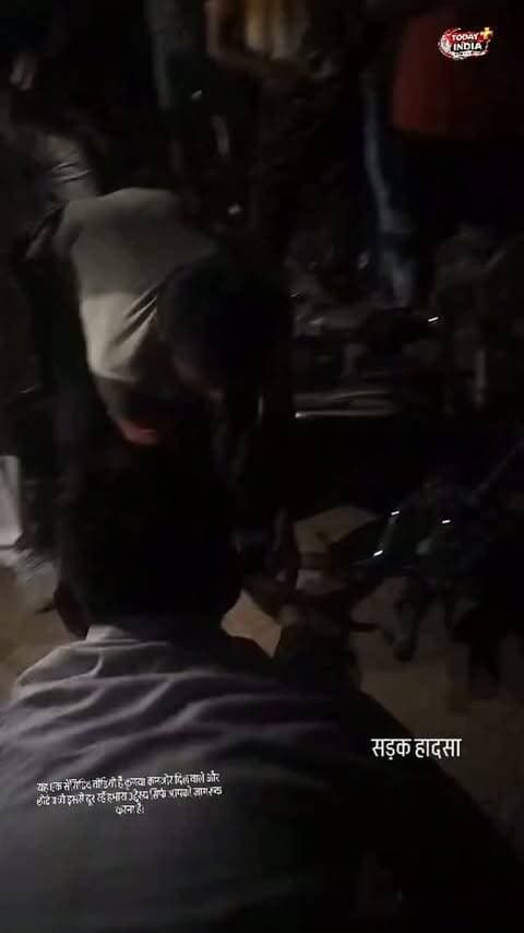 प्रयागराज: सड़क किनारे खड़ी JCB में जा भिड़ी बाइक, युवक घायल
प्रयागराज के एयरपोर्ट थाना क्षेत्र में भगवतपुर गांव के पास रविवार शाम सड़क किनारे खड़ी JCB में एक बाइक सवार युवक जा भिड़ा। हादसे में बाइक सवार गंभीर रूप से घायल हो गया।
इसी दौरान चार पहिया वाहन से प्रयागराज जा रहे चायल विधायक प्रतिनिधि संतोष पाल की नजर घायल युवक पर पड़ी। उन्होंने तत्काल गाड़ी रुकवाकर आसपास के लोगों की मदद से घायल को एंबुलेंस से इलाज के लिए प्रयागराज भेजवाया।
घायल युवक की अभी पहचान नहीं हो सकी है। बाइक का नंबर UP70 EW 4557 बताया जा रहा है।
📍 स्थान: भगवतपुर गांव, एयरपोर्ट थाना क्षेत्र
🕐 घटना: रविवार शाम
#Prayagraj #PrayagrajNews #RoadAccident #AirPortPolice #PrayagrajPolice Bhagwatpur BreakingNews Highlights PublicNews Follower Follow Trending