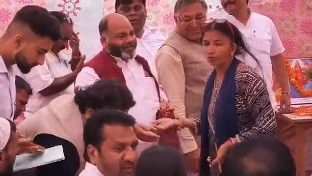 भाजपा कार्यक्रम में आगे बैठने की होड़, दावेदार की टोपी महिला के बालों में फंसी
ज्वालापुर विधानसभा क्षेत्र में भाजपा के एक कार्यक्रम के दौरान आगे बैठने को लेकर चल रही होड़ के बीच उस समय अजीबोगरीब स्थिति पैदा हो गई, जब ज्वालापुर से दावेदारी कर रहे एक दावेदार की टोपी वहां बैठी एक महिला के बालों में फंस गई। घटना के बाद कार्यक्रम में मौजूद लोगों के बीच यह वाकया चर्चा का विषय बन गया। हालांकि, मामले को लेकर किसी तरह के विवाद की कोई बड़ी जानकारी सामने नहीं आई है।
#viralreelsシ #viralpost