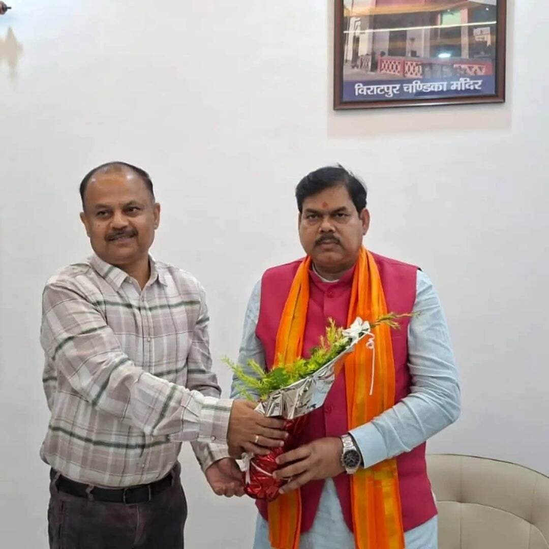 📍सहरसा पहुंचे शिक्षा मंत्री मिथिलेश तिवारी, डीएम-एसपी ने किया आत्मीय स्वागत..see more
सहरसा आगमन पर बिहार सरकार के शिक्षा मंत्री सह सहरसा जिले के प्रभारी मंत्री श्री मिथिलेश तिवारी जी का सर्किट हाउस में जिलाधिकारी दीपेश कुमार एवं पुलिस अधीक्षक विक्रम सिहाग ने पुष्पगुच्छ भेंट कर आत्मीय स्वागत एवं अभिनंदन किया।
मंत्री के आगमन को लेकर प्रशासनिक स्तर पर भी तैयारियां पूरी रहीं। इस दौरान जिले के विकास, शिक्षा व्यवस्था एवं जनहित से जुड़े मुद्दों पर महत्वपूर्ण चर्चा की उम्मीद है।
#Saharsa #MithileshTiwari #BiharNews #SaharsaNews #EducationMinister #BiharGovernment
