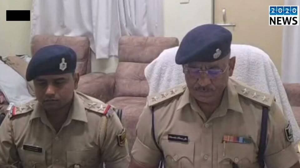 पटना के मनेर स्थित सोन नदी में नाविकों से हथियार के बल पर रंगदारी वसूली मामले में दो बदमाश हथियार के साथ गिरफ्तार, मीडिया कर्मियों को प्रेस कॉन्फ्रेंस कर जानकारी देते हुए दानापुर डीएसपी-2- अमरेंद्र कुमार झा #ExtortionsonRiver #Manerthana #biharpolice #Twomiscreantsarrested #Weaponsseized #PressConference #danapurdsp