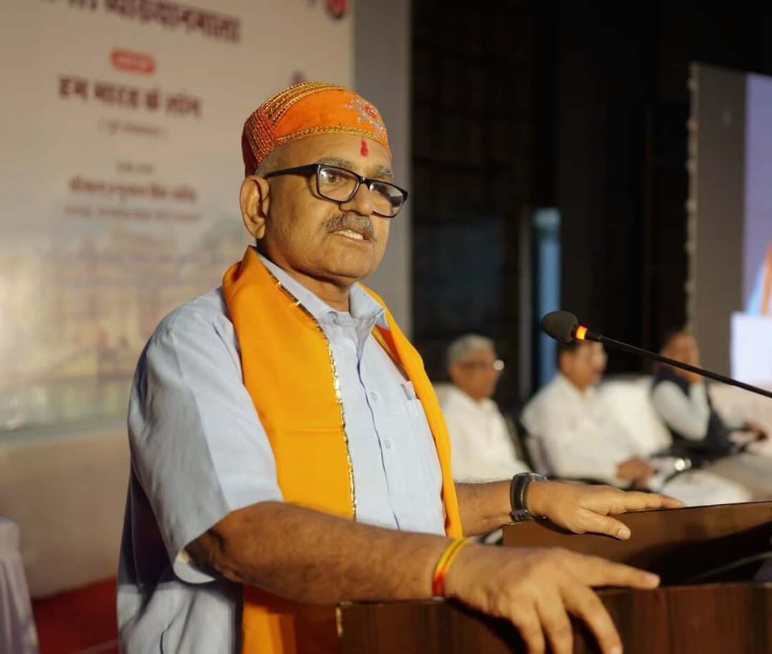 मैं’ से ‘हम’ की यात्रा ही भारत के चिंतन का मूल भाव : हनुमान सिंह राठौड़
परिवार, समाज और संपूर्ण विश्व को एक इकाई के रूप में देखने की दृष्टि देता है: हनुमान सिंह राठौड़
भारत को जीवंत सांस्कृतिक चेतना के रूप में समझने की आवश्यकता
हम भारत के लोग विषयक हस्तीमल व्याख्यानमाला सम्पन्न
महर्षि दधीचि देहदान सम्मान के अंतर्गत परिजनों को किया गया सम्मानित
संविधान चित्र प्रदर्शनी व साहित्य केन्द्र का आकर्षण
उदयपुर। पाथेय कण संस्थान, विश्व संवाद केंद्र एवं रवींद्रनाथ टैगोर आयुर्विज्ञान महाविद्यालय, उदयपुर संयुक्त तत्वावधान में हस्तीमल व्याख्यानमाला के अंतर्गत ‘हम भारत के लोग’ विषयक व्याख्यान कार्यक्रम आयोजित किया गया।
कार्यक्रम के मुख्य वक्ता माध्यमिक शिक्षा बोर्ड के अध्यक्ष श्री हनुमान सिंह राठौड़ रहे। कार्यक्रम की अध्यक्षता पाथेय कण संस्थान के अध्यक्ष एवं हरिदेव जोशी पत्रकारिता विश्वविद्यालय के कुलगुरू प्रो नंदकिशोर पांडे ने की। रवीन्द्रनाथ टैगोर आयुर्विज्ञान महाविद्यालय उदयपुर के प्राचार्य एवं नियंत्रक डॉ राहुल जैन एवं विश्व संवाद केंद्र उदयपुर के अध्यक्ष कमल प्रकाश रोहिला भी मंचासीन रहे।
मुख्य वक्ता हनुमान सिंह राठौड़ ने ‘हम भारत के लोग’ विषय पर अपना व्याख्यान प्रस्तुत किया। उन्होंने भारत की राष्ट्रीय पहचान, भारतीय चिंतन परंपरा और ‘मैं’ से ‘हम’ बनने की यात्रा पर विस्तार से विचार व्यक्त किए।
राठौड़ ने कहा कि आज दुनिया के सामने यह प्रश्न महत्वपूर्ण बन गया है कि ‘हम कौन हैं?’ राष्ट्रीय पहचान को लेकर जिस प्रकार का संकट दिखाई दे रहा है, उस पर गंभीर चिंतन की आवश्यकता है। भारत के संदर्भ में भी हमें विचार करना होगा कि ‘मैं’ से ‘हम’ कैसे बने और ‘हम’ की अनुभूति का आधार क्या है!
उन्होंने भारतीय दर्शन का उल्लेख करते हुए कहा कि उपनिषदों का उदाहरण देते हुए उन्होंने कहा कि संसार में दिखाई देने वाली प्रत्येक वस्तु में ईश्वर के अंश को देखने की दृष्टि प्रदान करती है। त्यागपूर्ण जीवन और समष्टि के प्रति संवेदनशीलता से ही ‘मैं’ से ‘हम’ की यात्रा प्रारंभ होती है।
राठौड़ ने कहा कि भारत का चिंतन केवल व्यक्ति तक सीमित नहीं है, बल्कि परिवार, समाज और संपूर्ण विश्व को एक इकाई के रूप में देखने की दृष्टि देता है। भारत में कुटुंब भाव इसी चिंतन का परिणाम है। त्याग और अपनत्व से परिवार का निर्माण होता है और यही भावना आगे बढ़कर ‘वसुधैव कुटुम्बकम्’ के रूप में संपूर्ण विश्व को अपना परिवार मानने की प्रेरणा देती है।