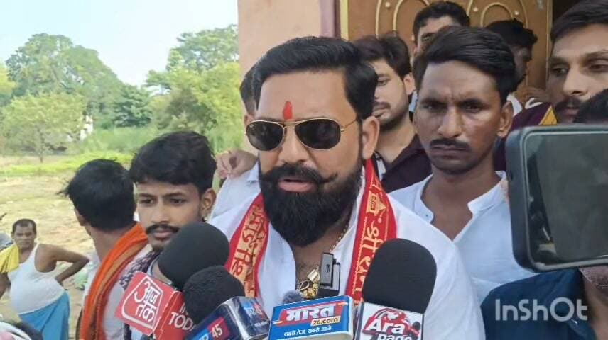भोजपुरी सुपर स्टार व एमएलसी पवन के परिवार ने कटाव से विस्थापित परिवार के लिए बढ़ाया हाथ