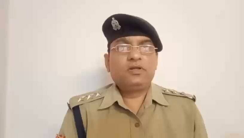 थाना फरीदपुर, बरेली क्षेत्रान्तर्गत पेट्रोल पम्प पर बाइकों में पैट्रोल भरवाकर बिना भुगतान किये फायर कर मौके से भागने के सम्बन्ध में पंजीकृत अभियोग में 01 अभियुक्त की गिरफ्तारी व घटना में प्रयुक्त अवैध असलाह व कारतूस की बरामदगी के सम्बन्ध में क्षेत्राधिकारी फरीदपुर, बरेली की बाइट।