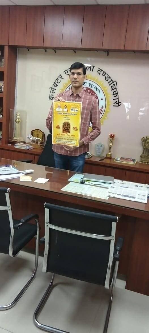 माटी गणेश बनाकर पर्यावरण संरक्षण का संदेश
मध्यप्रदेश जन अभियान परिषद द्वारा पर्यावरण संरक्षण के उद्देश्य से संचालित “माटी गणेश, सिद्ध गणेश” अभियान के अंतर्गत मिट्टी से गणेश प्रतिमा बनाने एवं पर्यावरण को प्रदूषण मुक्त रखने का संदेश दिया गया।
इस अवसर पर मुरैना-श्योपुर सांसद श्री शिवमंगल सिंह तोमर, चंबल कमिश्नर श्री सुरेश कुमार, कलेक्टर श्री लोकेश कुमार जांगिड़, जिला पंचायत सीईओ श्री कमलेश कुमार भार्गव एवं नगर निगम कमिश्नर श्री सत्येंद्र सिंह धाकरे ने मिट्टी से गणेश प्रतिमा बनाकर पूजन किया तथा जिलेवासियों से पर्यावरण हितैषी मिट्टी की गणेश प्रतिमाओं की स्थापना करने की अपील की।
कार्यक्रम में मध्यप्रदेश जन अभियान परिषद के जिला समन्वयक श्री सतीश सिंह तोमर एवं प्रौढ़ शिक्षा अधिकारी श्री हरेंद्र सिंह तोमर सहित अन्य उपस्थित रहे।
#ganeshachaturthi #ganeshutsav #JansamparkMP #morena2026 #Morena #MadhyaPradesh Jansampark Madhya Pradesh