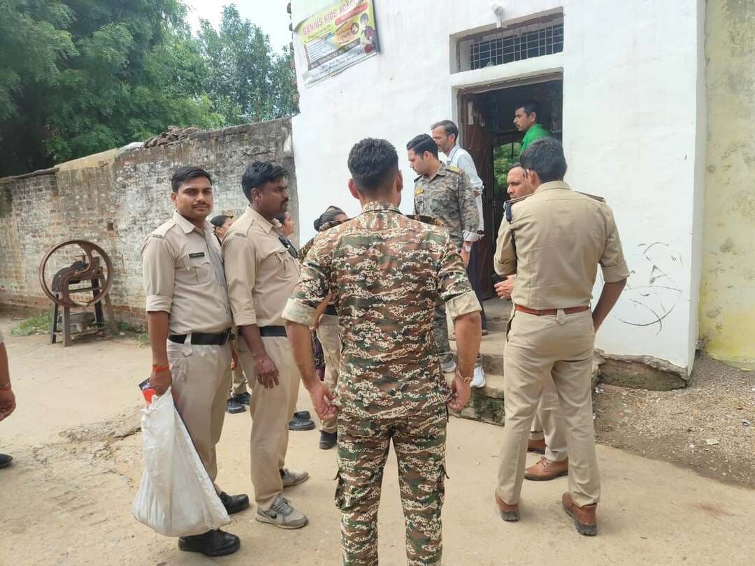 अवैध मदिरा के विरुद्ध आबकारी विभाग की कार्रवाई
सागर जिले में जहरीली शराब की शिकायत के मद्देनजर कलेक्टर श्री लोकेश कुमार जांगिड़ एवं उपायुक्त आबकारी संभागीय उड़नदस्ता ग्वालियर श्री संदीप शर्मा के निर्देशन तथा जिला आबकारी अधिकारी श्रीमती पारस गौतम के नेतृत्व में आबकारी विभाग द्वारा अवैध मदिरा के विरुद्ध कार्रवाई की गई।
वृत्त जौरा के ग्राम खंडोली, कोकसिंह का पूरा, तोर, तिलावली एवं गुर्जा में संयुक्त दबिश देकर मध्यप्रदेश आबकारी अधिनियम की धारा 34(1)(ए) के तहत 2 प्रकरण दर्ज कर 53.37 बल्क लीटर मदिरा जब्त की गई। अवैध मदिरा के विरुद्ध कार्रवाई निरंतर जारी रहेगी।