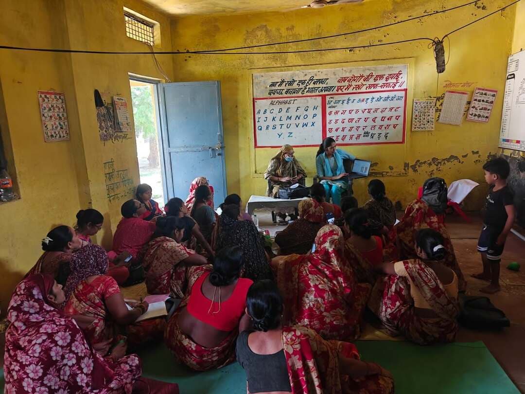 पोषण माह के तहत अम्बाह एवं खड़ियाहार में विविध गतिविधियां आयोजित
कलेक्टर श्री लोकेश कुमार जांगिड़ के मार्गदर्शन एवं जिला कार्यक्रम अधिकारी के निर्देशन में पोषण माह के अंतर्गत अम्बाह एवं खड़ियाहार परियोजना के रानपुर एवं दिमनी सेक्टर में विभिन्न गतिविधियों का आयोजन किया गया। कम प्रदर्शन वाले सेक्टरों की समीक्षा बैठक में पोषण ट्रैकर के प्रदर्शन, पोषण माह की गतिविधियों, बच्चों के वजन ट्रैकिंग तथा सैम-मैम बच्चों की पहचान एवं प्रबंधन की समीक्षा की गई। साथ ही एएनसी की समयबद्ध प्रविष्टि, व्हीएचएसएनडी गतिविधियों को प्रभावी बनाने तथा समुदाय स्तर पर पोषण जागरूकता बढ़ाने के लिए सीबीई गतिविधियों को सुदृढ़ करने पर जोर दिया गया।
अन्तरा फाउंडेशन के कार्यक्रम अधिकारियों स्मृति शाक्य एवं शुभम अग्निहोत्री तथा पर्यवेक्षकों रश्मि सक्सेना एवं सुषमा सिलावट द्वारा आंगनवाड़ी केंद्रवार कम कवरेज वाले संकेतकों की समीक्षा कर सुधार के लिए आवश्यक दिशा-निर्देश दिए गए। पोषण माह के अंतर्गत दोनों सेक्टरों में पोषण रैली आयोजित कर संतुलित आहार, बच्चों के नियमित वजन एवं वृद्धि निगरानी तथा पोषण सेवाओं के प्रति जागरूकता का संदेश दिया गया। इस अवसर पर आंगनवाड़ी कार्यकर्ताओं एवं प्रतिभागियों को पोषण शपथ भी दिलाई गई।
कार्यक्रम का उद्देश्य पोषण ट्रैकर के संकेतकों में सुधार, पोषण सेवाओं की बेहतर पहुंच सुनिश्चित करना तथा समुदाय में पोषण संबंधी व्यवहारगत जागरूकता को मजबूत करना रहा।
#JansamparkMP #morena2026 #Morena #MadhyaPradesh Jansampark Madhya Pradesh