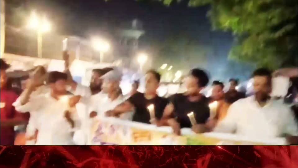 पत्रकारों पर हमला और गिरफ्तारी के खिलाफ कांग्रेस का हल्लाबोल, मधेपुरा में कांग्रेस यूथ कार्यकर्ताओं ने निकाला कैंडल मार्च