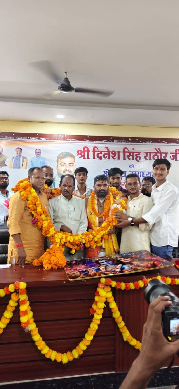 21 किलो की माला,राधा-कृष्ण की तस्वीर और उमड़ा हुजूम... दिनेश सिंह राठौर के स्वागत में भाजपा का शक्ति प्रदर्शन
रायबरेली। भारतीय जनता पार्टी अवध क्षेत्र के क्षेत्रीय उपाध्यक्ष की नई जिम्मेदारी मिलने के बाद रविवार को अपने गृह जनपद पहुंचे दिनेश सिंह राठौर के स्वागत ने जिले की सियासत में संगठन की ताकत का जोरदार प्रदर्शन किया। शहर कोतवाली क्षेत्र के त्रिपुला चौराहे समेत विभिन्न स्थानों पर भाजपा नेताओं और कार्यकर्ताओं ने उनका गर्मजोशी से स्वागत किया। स्वागत कार्यक्रम में जुटी भीड़ और नेताओं की मौजूदगी ने साफ कर दिया कि नई जिम्मेदारी के साथ राठौर के राजनीतिक कद को लेकर संगठन में उत्साह है।
रविवार शाम करीब छह बजे त्रिपुला चौराहे पर पहुंचते ही भाजपा कार्यकर्ताओं ने नवनिर्वाचित क्षेत्रीय उपाध्यक्ष का फूल-मालाओं से स्वागत किया। सलोन विधायक अशोक कोरी, भाजपा नेता मनीष सिंह और भाजपा जिला प्रतिनिधि राज नारायण मौर्य समेत अन्य नेताओं ने उन्हें 21 किलो की विशाल माला पहनाकर सम्मानित किया। इस दौरान राधा-कृष्ण की तस्वीर भेंट कर उनका अभिनंदन किया गया।
स्वागत समारोह महज औपचारिकता तक सीमित नहीं रहा, बल्कि भाजपा कार्यकर्ताओं ने इसे संगठनात्मक एकजुटता और राजनीतिक ताकत के प्रदर्शन के रूप में पेश किया। बड़ी संख्या में कार्यकर्ताओं और समर्थकों की मौजूदगी के बीच नारेबाजी और स्वागत का सिलसिला चलता रहा। गृह जनपद में क्षेत्रीय उपाध्यक्ष के स्वागत को लेकर कार्यकर्ताओं में खासा उत्साह दिखाई दिया।
कार्यक्रम में इंजीनियर विजय रस्तोगी समेत भाजपा के कई नेता, पदाधिकारी और कार्यकर्ता मौजूद रहे। नेताओं की मौजूदगी और कार्यकर्ताओं की भीड़ के बीच हुए इस स्वागत कार्यक्रम ने जिले में भाजपा के भीतर नई संगठनात्मक सक्रियता के संकेत भी दिए।
क्षेत्रीय उपाध्यक्ष की जिम्मेदारी मिलने के बाद राठौर का यह पहला गृह जनपद आगमन था। ऐसे में स्वागत के बहाने भाजपा नेताओं और कार्यकर्ताओं ने अपनी मौजूदगी दर्ज कराने के साथ संगठन की एकजुटता का संदेश देने की कोशिश की। 21 किलो की माला से सम्मान और उमड़े कार्यकर्ताओं के हुजूम ने कार्यक्रम को सामान्य स्वागत के बजाय राजनीतिक शक्ति प्रदर्शन का रूप दे दिया।